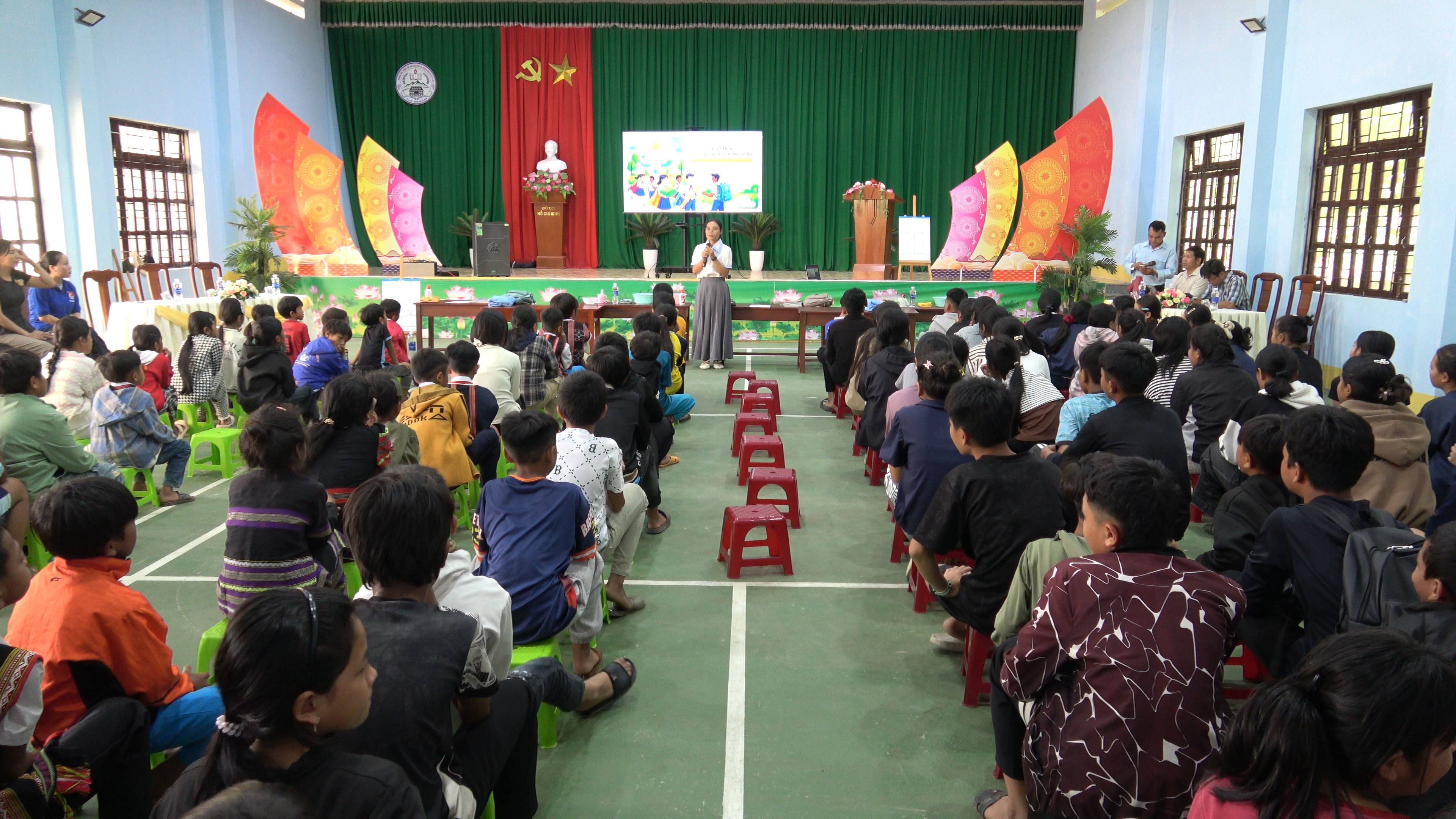 LA ÊÊ: RÈN KỸ NĂNG TỰ LẬP, XÂY DỰNG NỀN NẾP NỘI TRÚ CHO HỌC SINH TRƯỚC THỀM NĂM HỌC MỚI