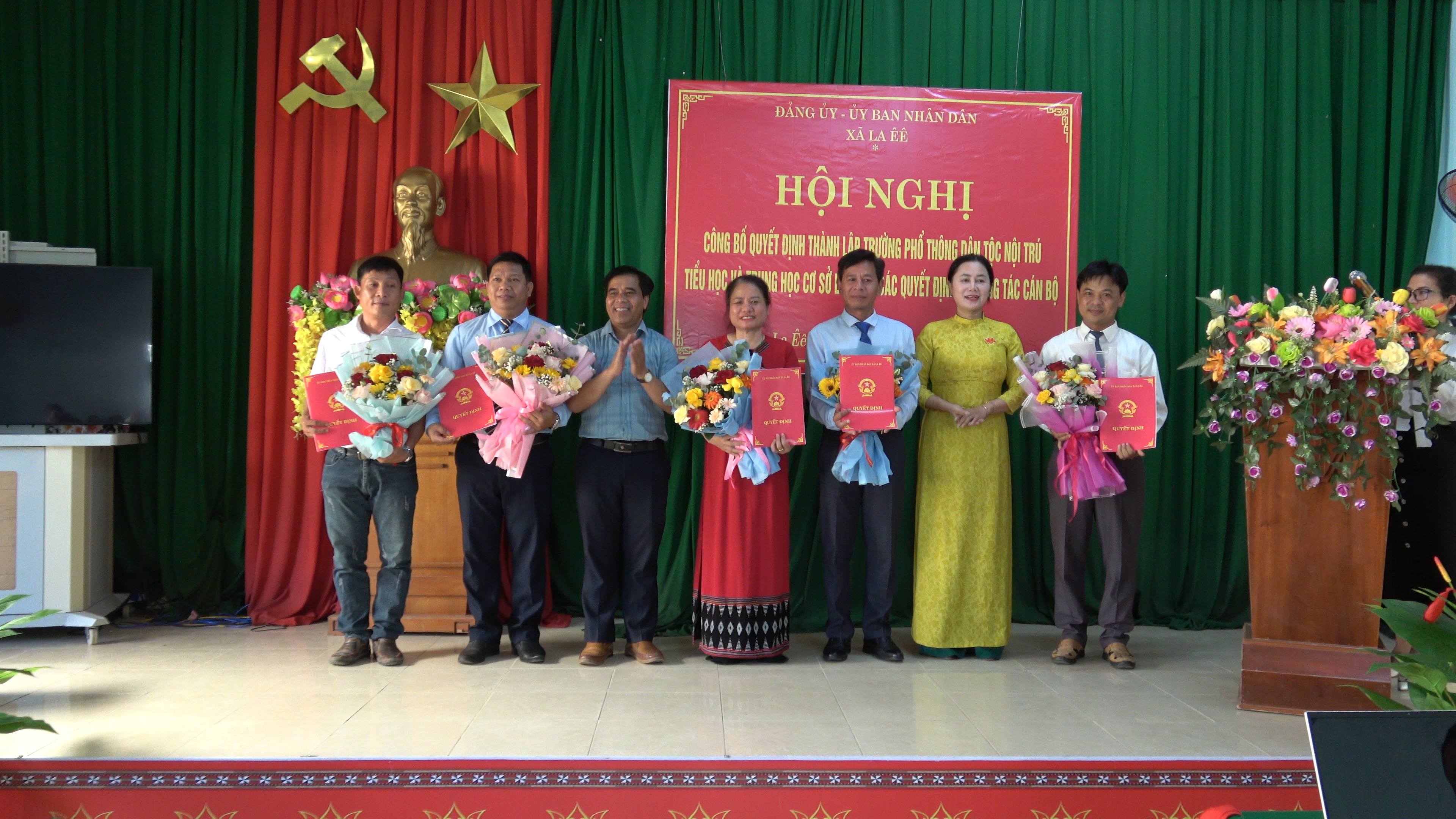 LA ÊÊ CÔNG BỐ QUYẾT ĐỊNH THÀNH LẬP TRƯỜNG PHỔ THÔNG NỘI TRÚ TIỂU HỌC VÀ THCS, KIỆN TOÀN TỔ CHỨC BỘ MÁY VÀ CÔNG TÁC CÁN BỘ