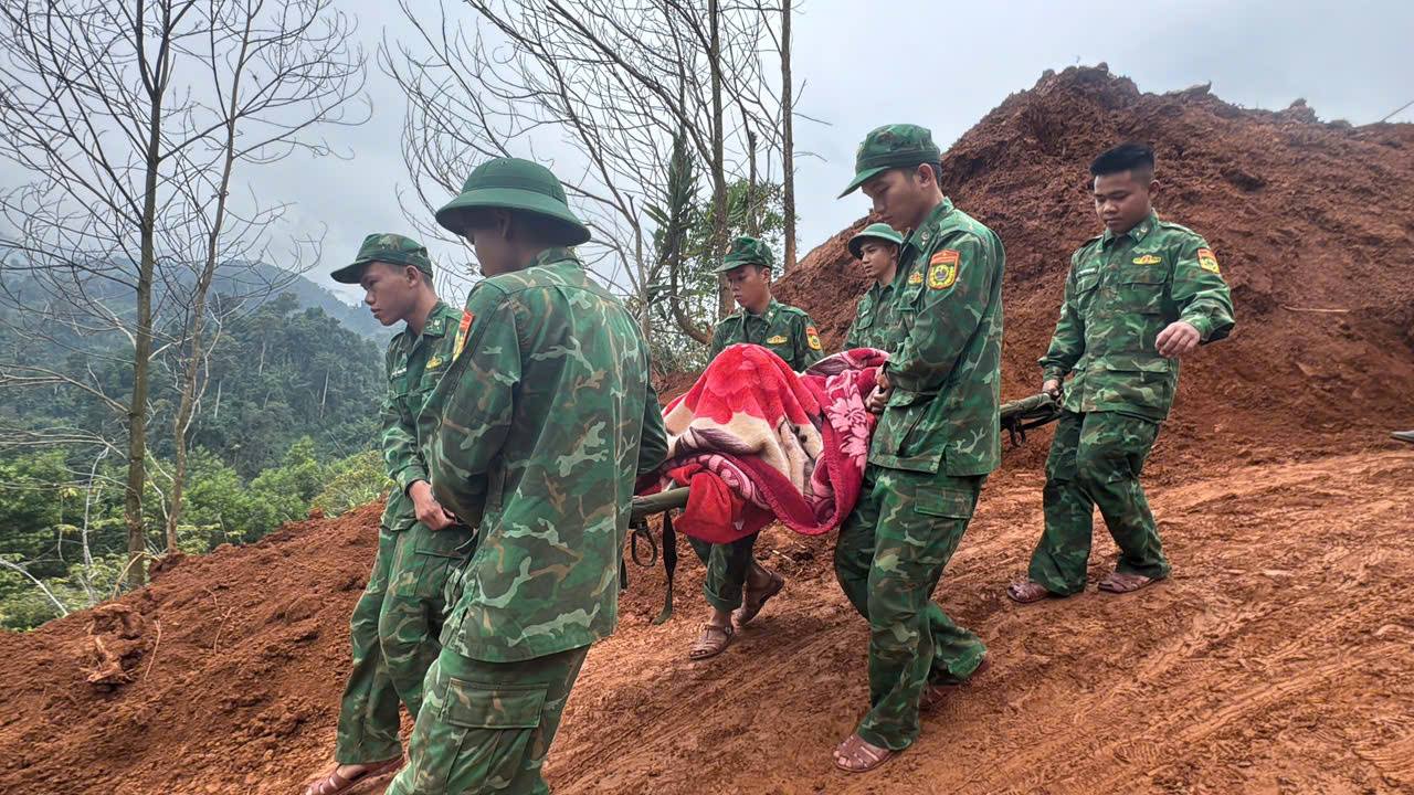 SẢN PHỤ GẶP BIẾN CHỨNG CHẬM BONG NHAU ĐƯỢC CỨU CHUYỂN KHẨN CẤP GIỮA LÚC SẠT LỞ TẠI LA ÊÊ