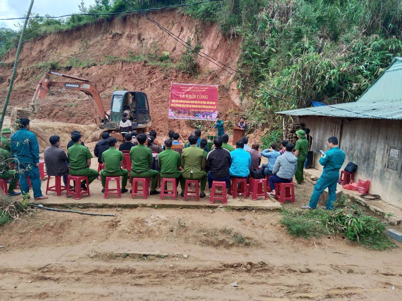 LA ÊÊ KHỞI CÔNG XÂY DỰNG, SỬA CHỮA NHÀ Ở CHO NGƯỜI DÂN BỊ THIỆT HẠI DO BÃO LŨ TRONG CHIẾN DỊCH “QUANG TRUNG”