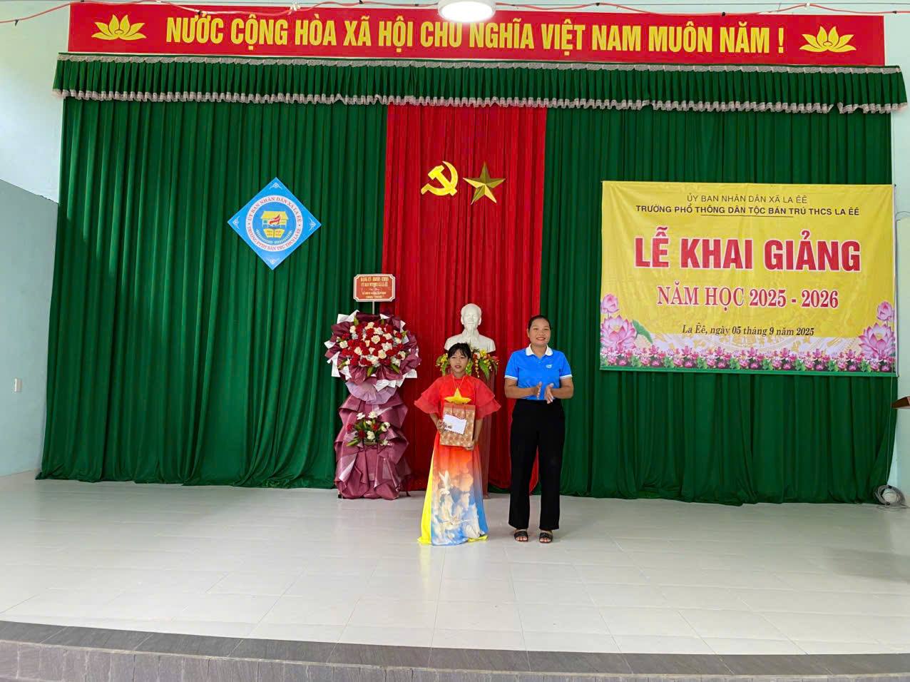 NGÀY HỘI KHAI TRƯỜNG CỦA HỌC SINH VÙNG XÃ LA ÊÊ - THÀNH PHỐ ĐÀ NẴNG “RỘN RÀNG - VUI TƯƠI - NGHĨA TÌNH BIÊN GIỚI”