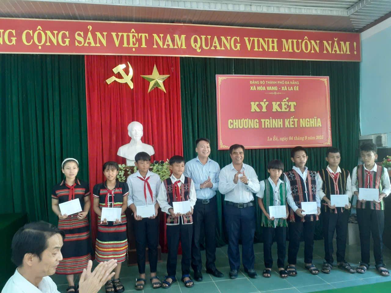 XÃ HÒA VANG VÀ XÃ LA ÊÊ KÝ KẾT CHƯƠNG TRÌNH KẾT NGHĨA, HỖ TRỢ VÀ HỢP TÁC TOÀN DIỆN