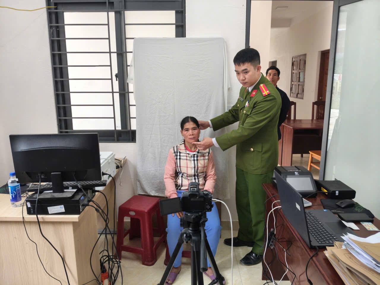 CÔNG AN XÃ LA ÊÊ TRIỂN KHAI CẤP CĂN CƯỚC CÔNG DÂN VÀ ĐỊNH DANH ĐIỆN TỬ TẠI CƠ SỞ