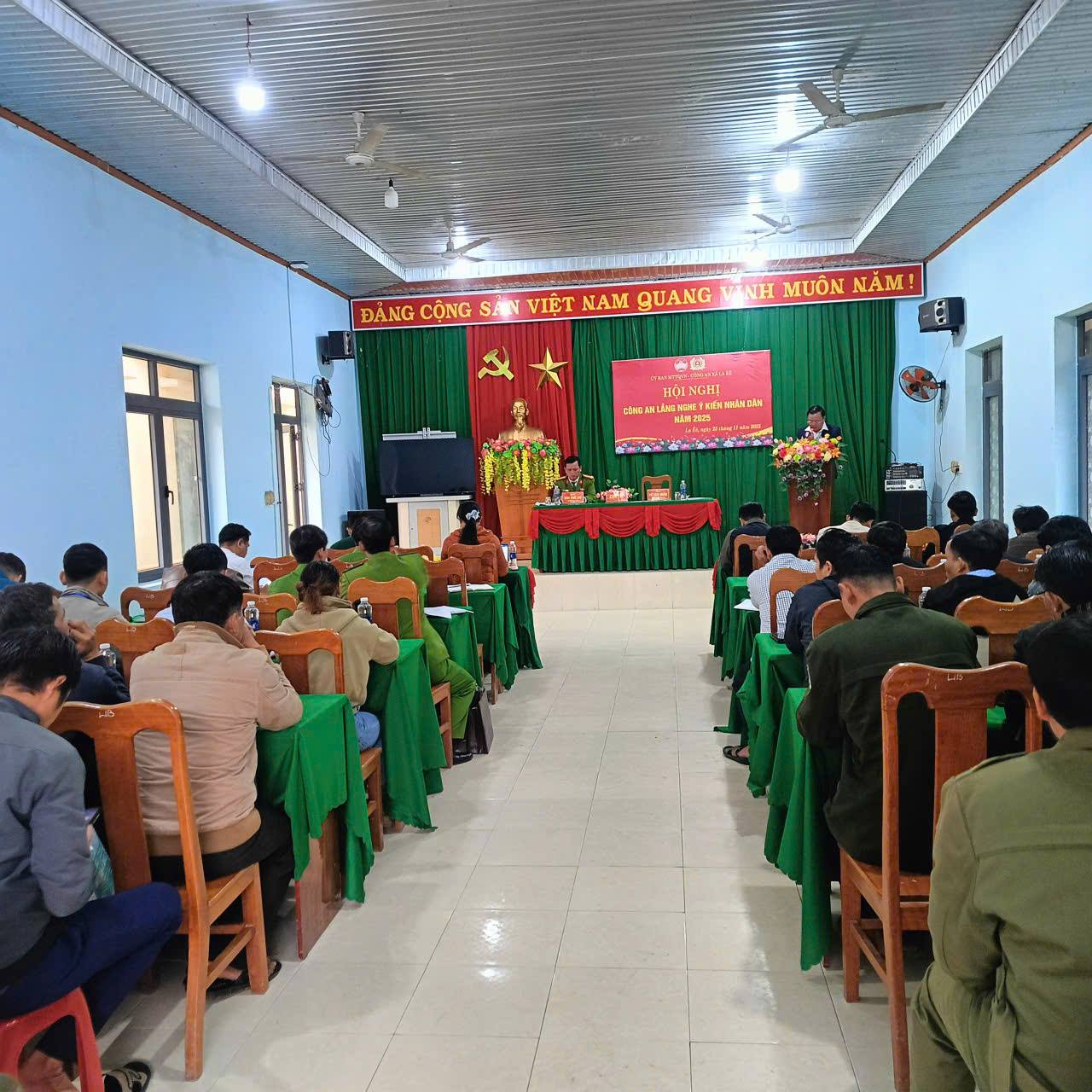 ỦY BAN MTTQ VIỆT NAM XÃ PHỐI HỢP CÔNG AN XÃ LA ÊÊ TỔ CHỨC HỘI NGHỊ “CÔNG AN LẮNG NGHE Ý KIẾN NHÂN DÂN” NĂM 2025
