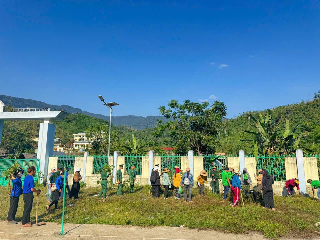 HỘI NÔNG DÂN VÀ ĐOÀN THANH NIÊN XÃ LA ÊÊ RA QUÂN HƯỞNG ỨNG TẾT TRỒNG CÂY “ĐỜI ĐỜI NHỚ ƠN BÁC” NĂM 2026