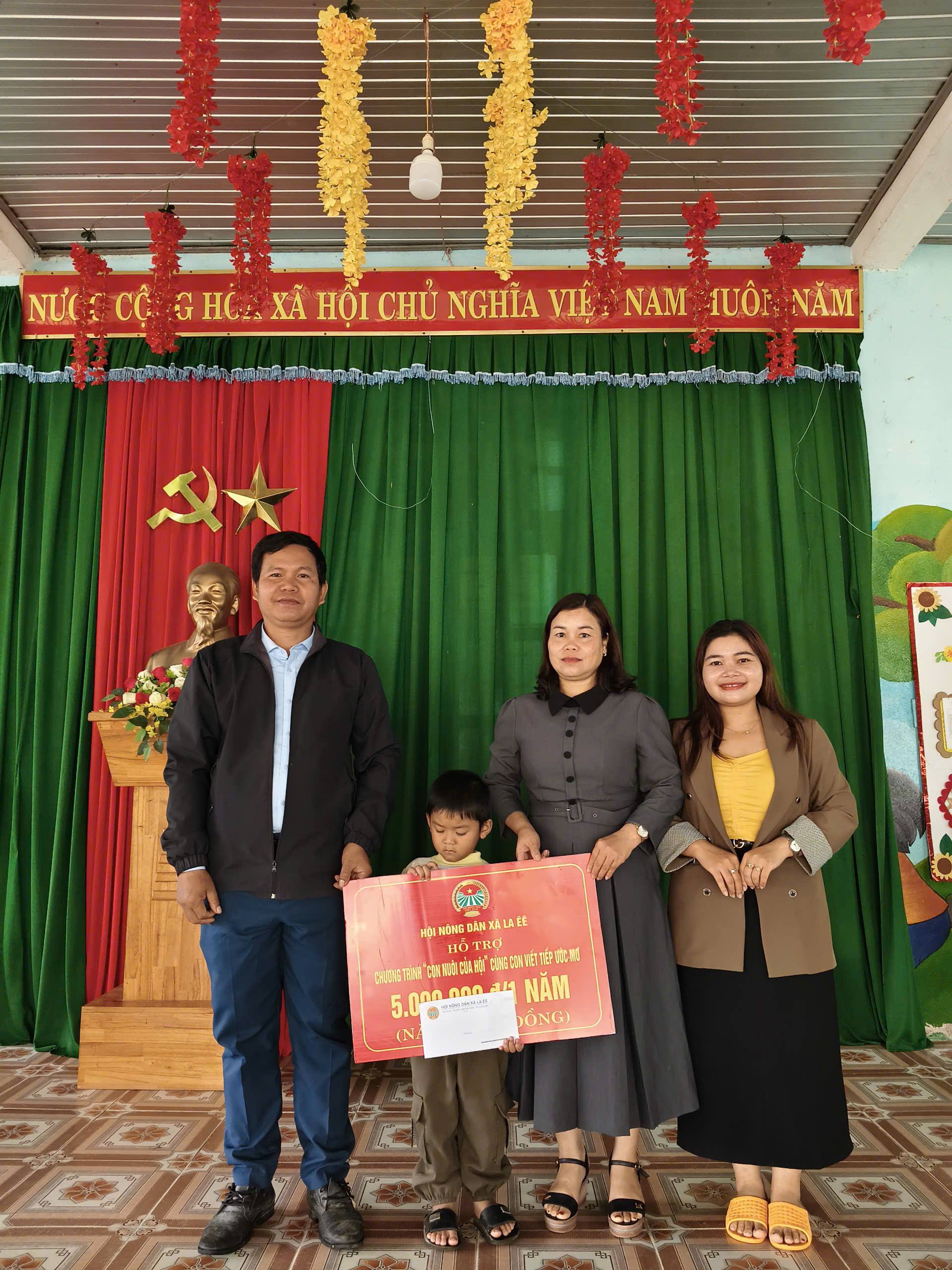 HỘI NÔNG DÂN XÃ LA ÊÊ TRAO BẢNG NHẬN “CON NUÔI CỦA HỘI” CHO HỌC SINH CÓ HOÀN CẢNH KHÓ KHĂN