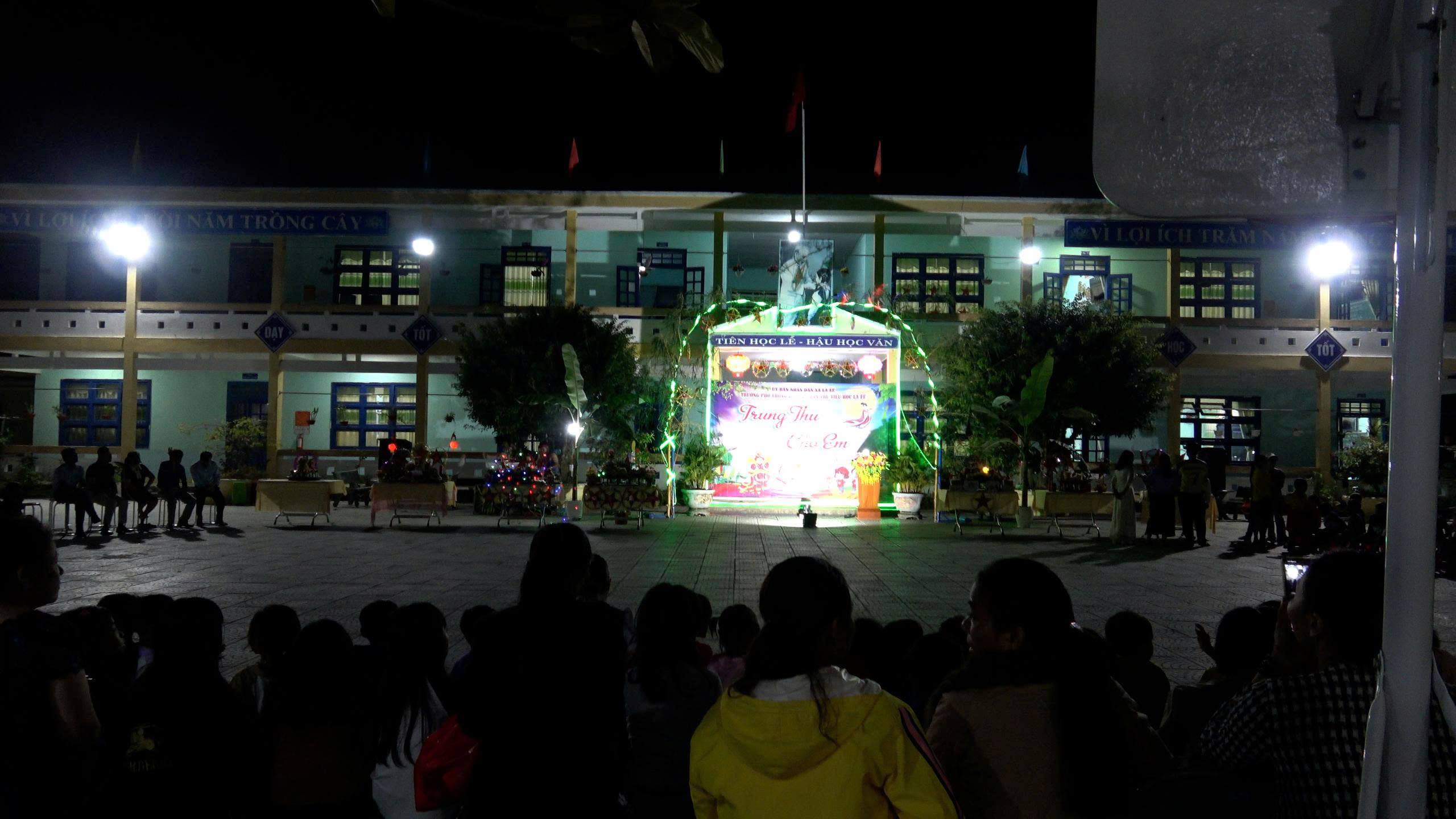 “TRUNG THU ẤM ÁP CHO HỌC SINH VÙNG BIÊN LA ÊÊ”