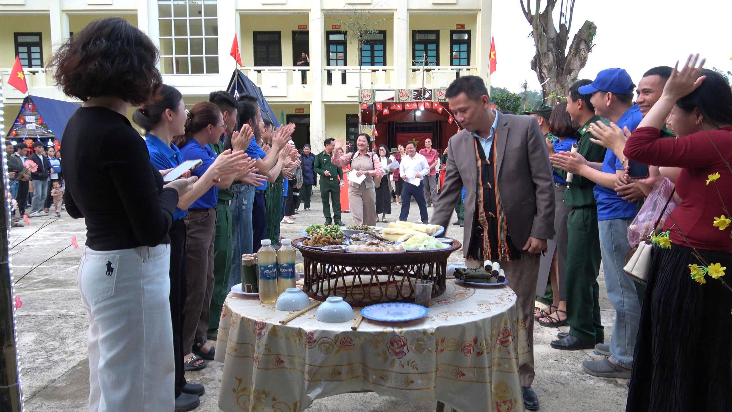 TƯNG BỪNG NGÀY HỘI: XUÂN BIÊN PHÒNG – ẤM LÒNG DÂN BẢN
