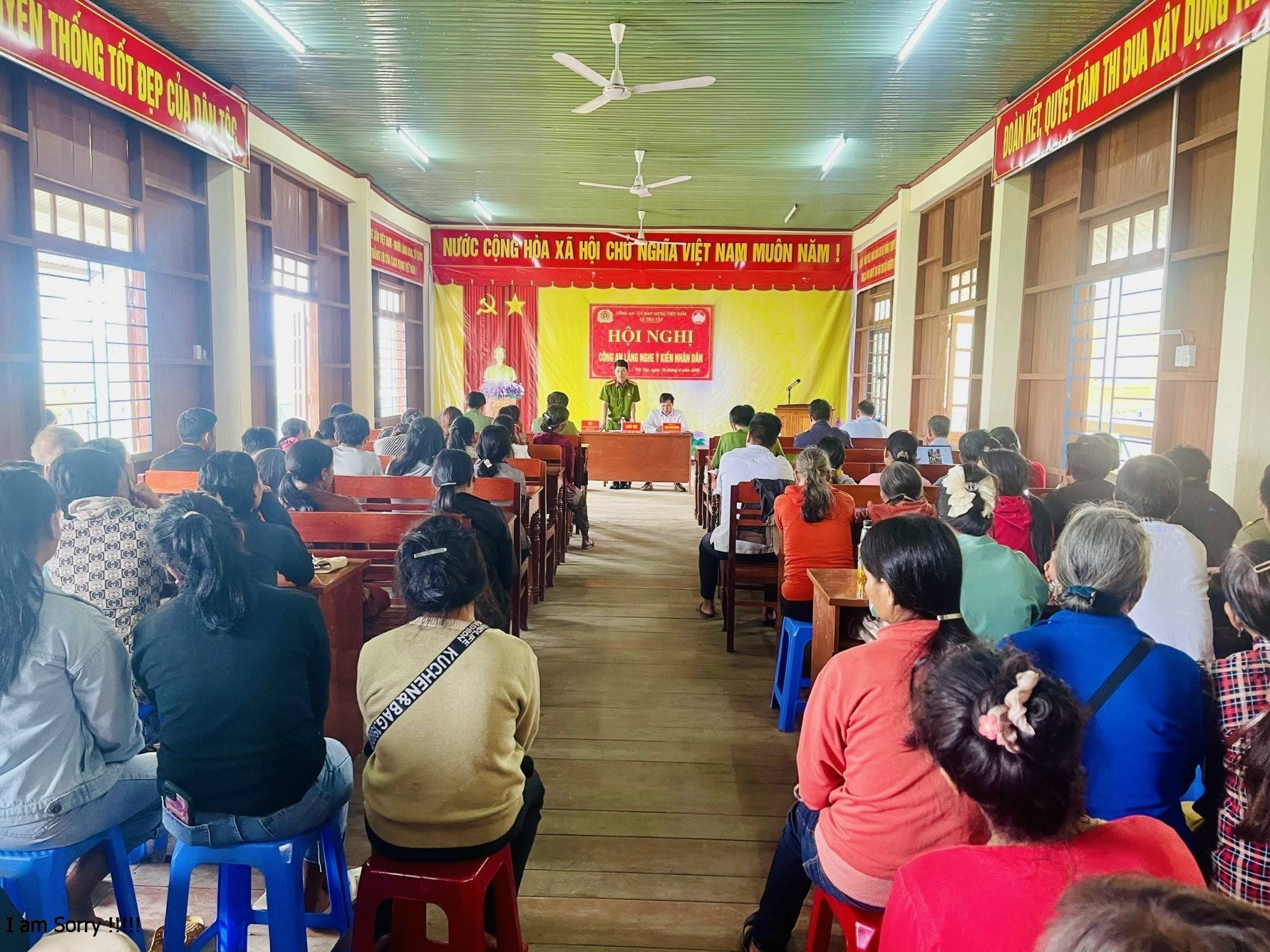 Công an xã Trà Tập lắng nghe ý kiến nhân dân