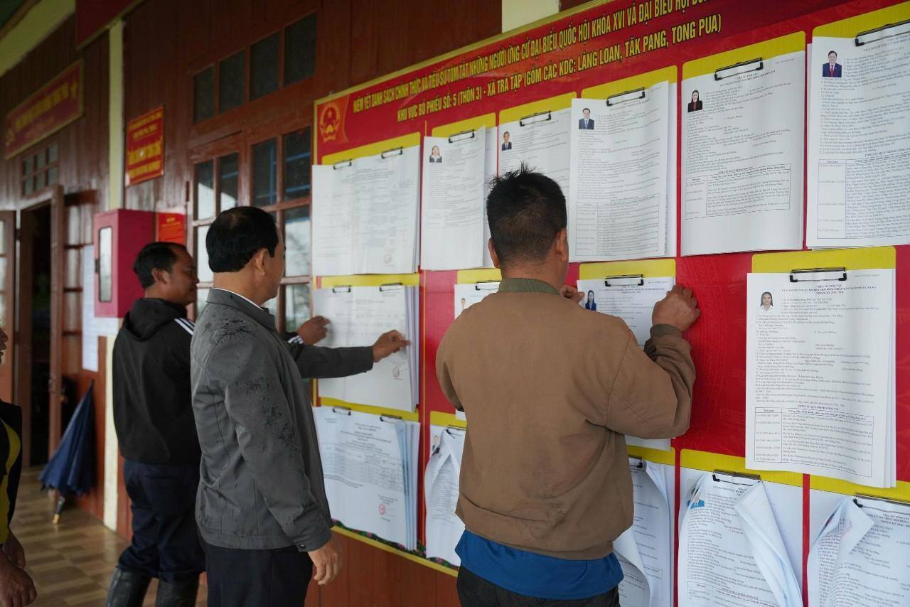Bí thư Đảng ủy xã Trà Tập kiểm tra công tác chuẩn bị bầu cử