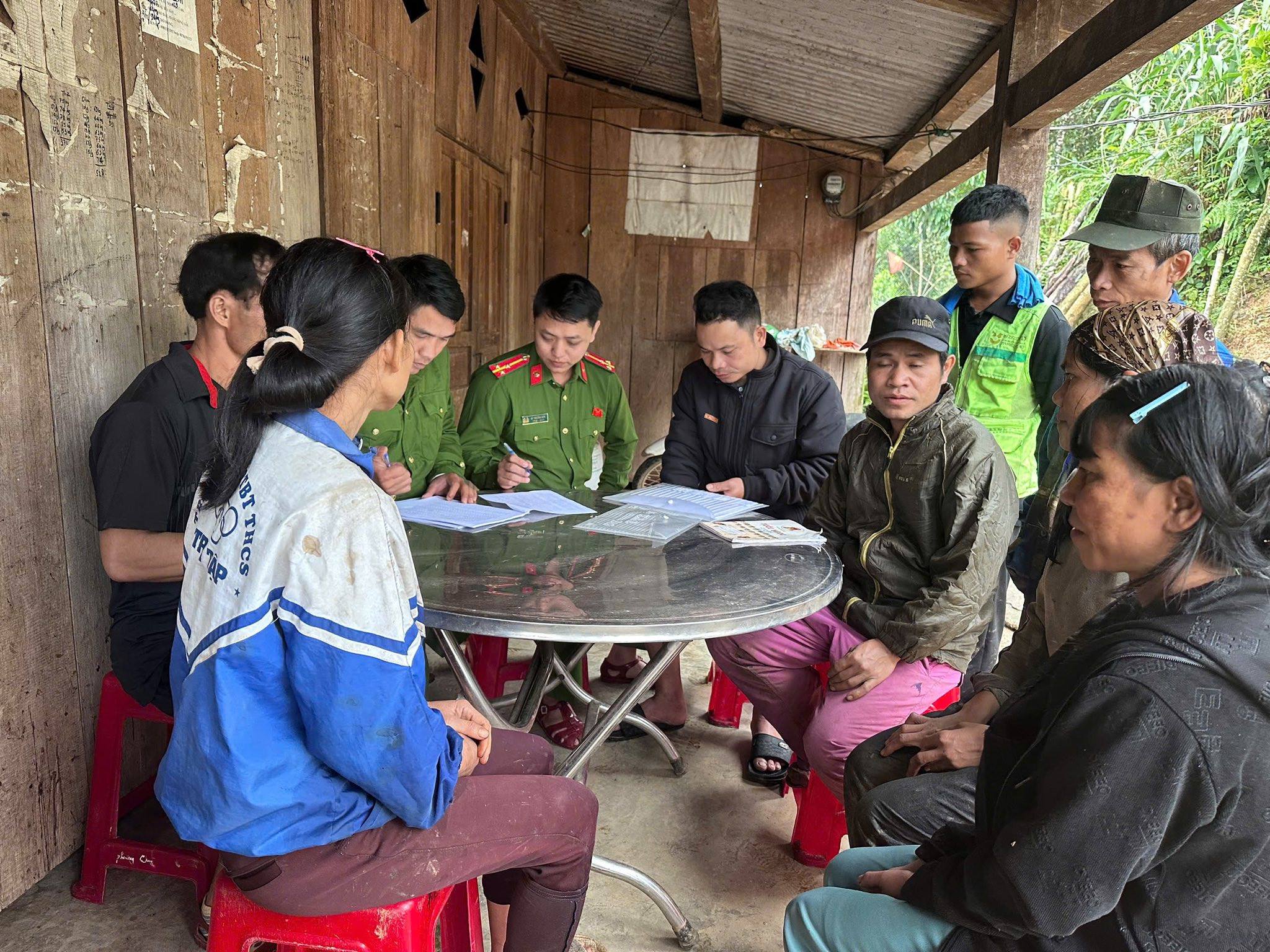 Công an xã Trà Tập rà soát, cập nhật số lượng cử tri phục vụ công tác chuẩn bị bầu cử