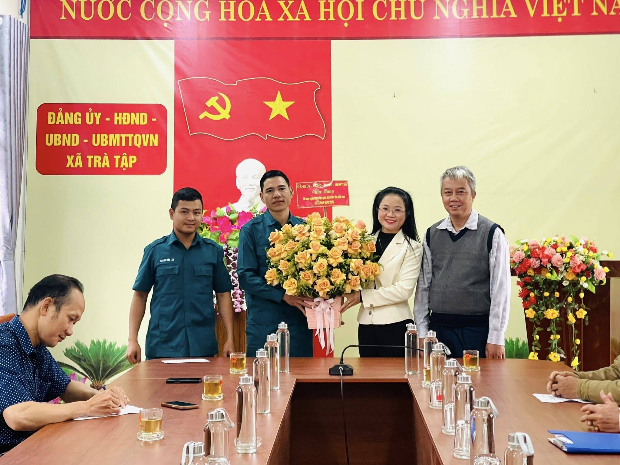 Xã Trà Tập chúc mừng Ban Chỉ huy Quân sự nhân kỷ niệm 81 năm Ngày thành lập Quân đội Nhân dân Việt Nam