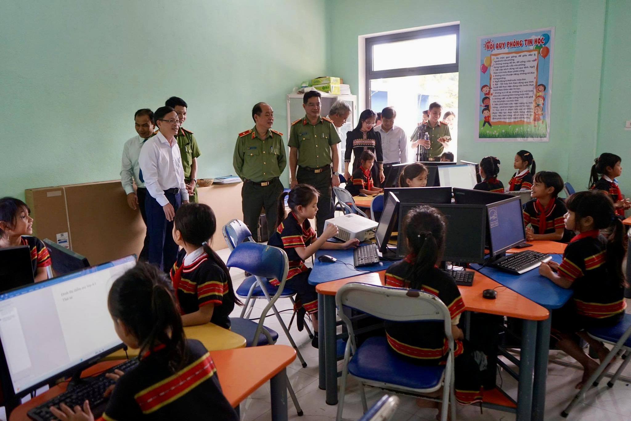 Tăng cường xây dựng hệ thống chính trị, nâng cao năng lực lãnh đạo