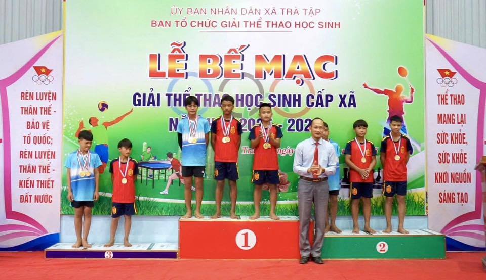 Trà Tập trao 83 giải tại tổng kết giải thể thao học sinh xã