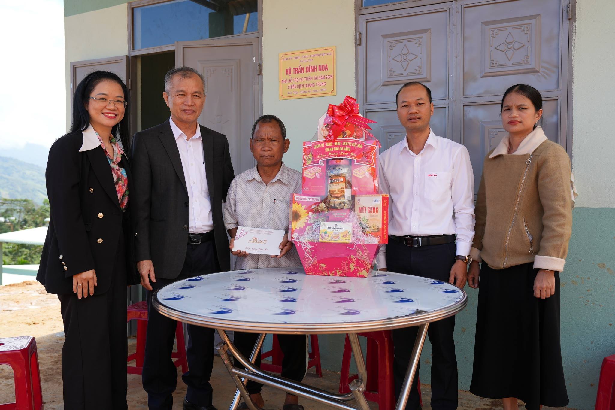 Lãnh đạo Ủy ban Kiểm tra Thành ủy thăm, chúc Tết các gia đình chính sách tại xã Trà Tập