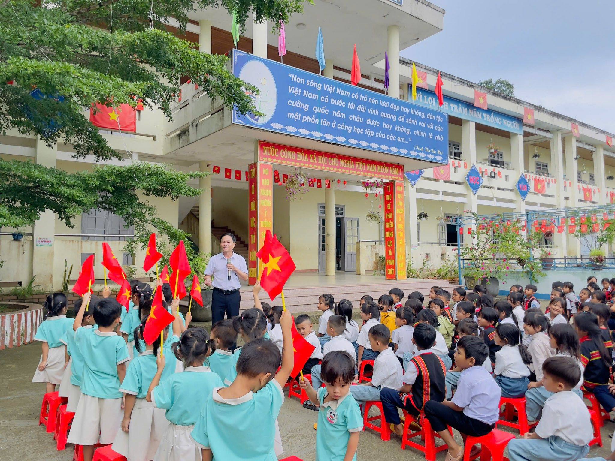 Học sinh mẫu giáo lớn Trường Mẫu giáo Phong Lan tham quan, trải nghiệm tại Trường PTDTBT TH Chu Văn An