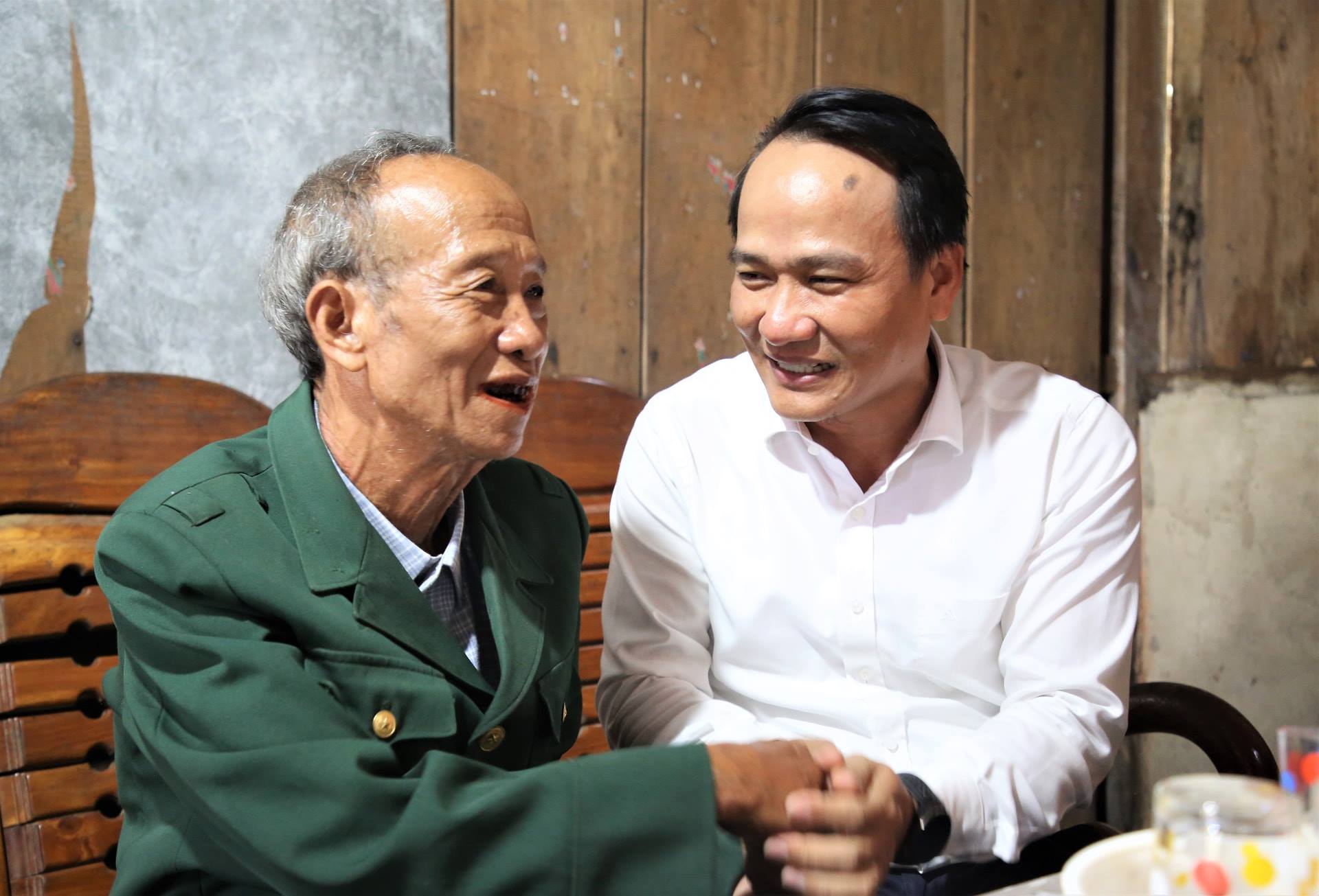 Phó Bí thư Thường trực Thành ủy Nguyễn Đình Vĩnh thăm già làng, người có uy tín ở xã Trà Tập
