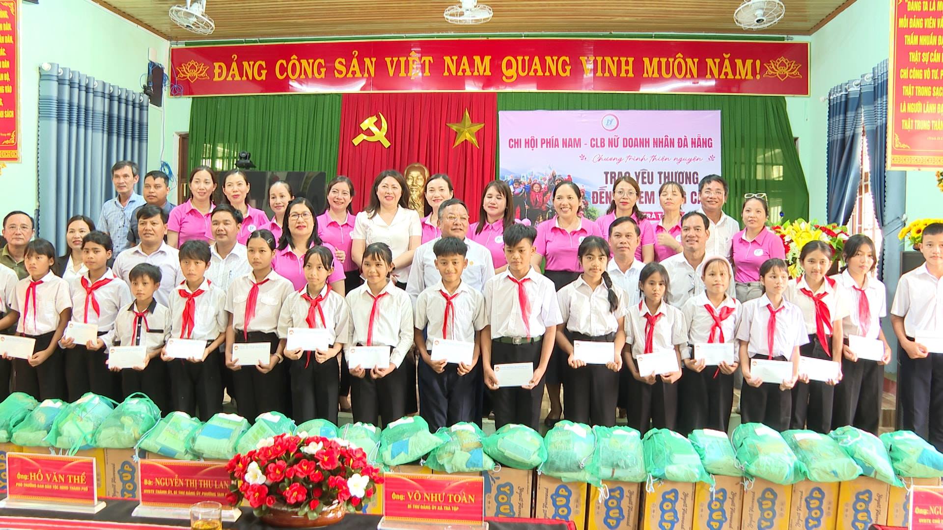 Tặng quà trị giá gần 150 triệu đồng cho trẻ em xã miền núi Trà Tập