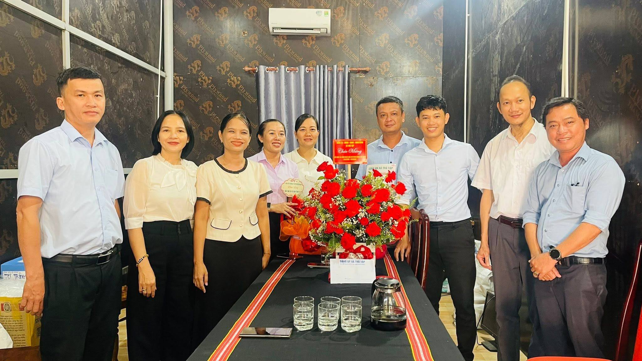 Lãnh đạo xã Trà Tập thăm, chúc mừng đội ngũ truyền thông nhân kỷ niệm 101 năm Ngày Báo chí Cách mạng Việt Nam