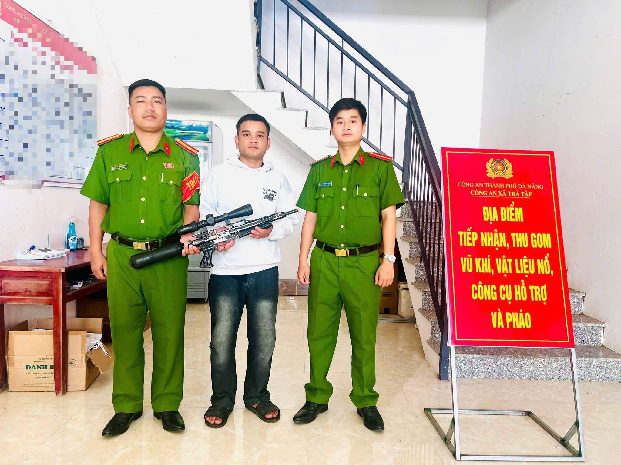 Công an xã Trà Tập tiếp nhận vũ khí, công cụ hỗ trợ do người dân tự nguyện giao nộp