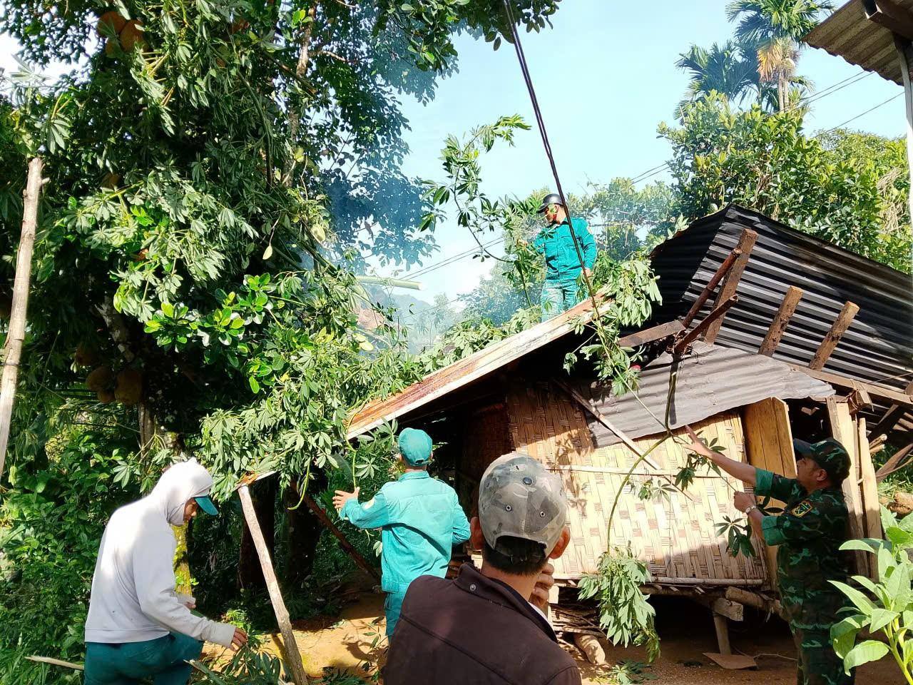 Dân quân xã Trà Tập hỗ trợ người dân khắc phục hậu quả sau mưa giông