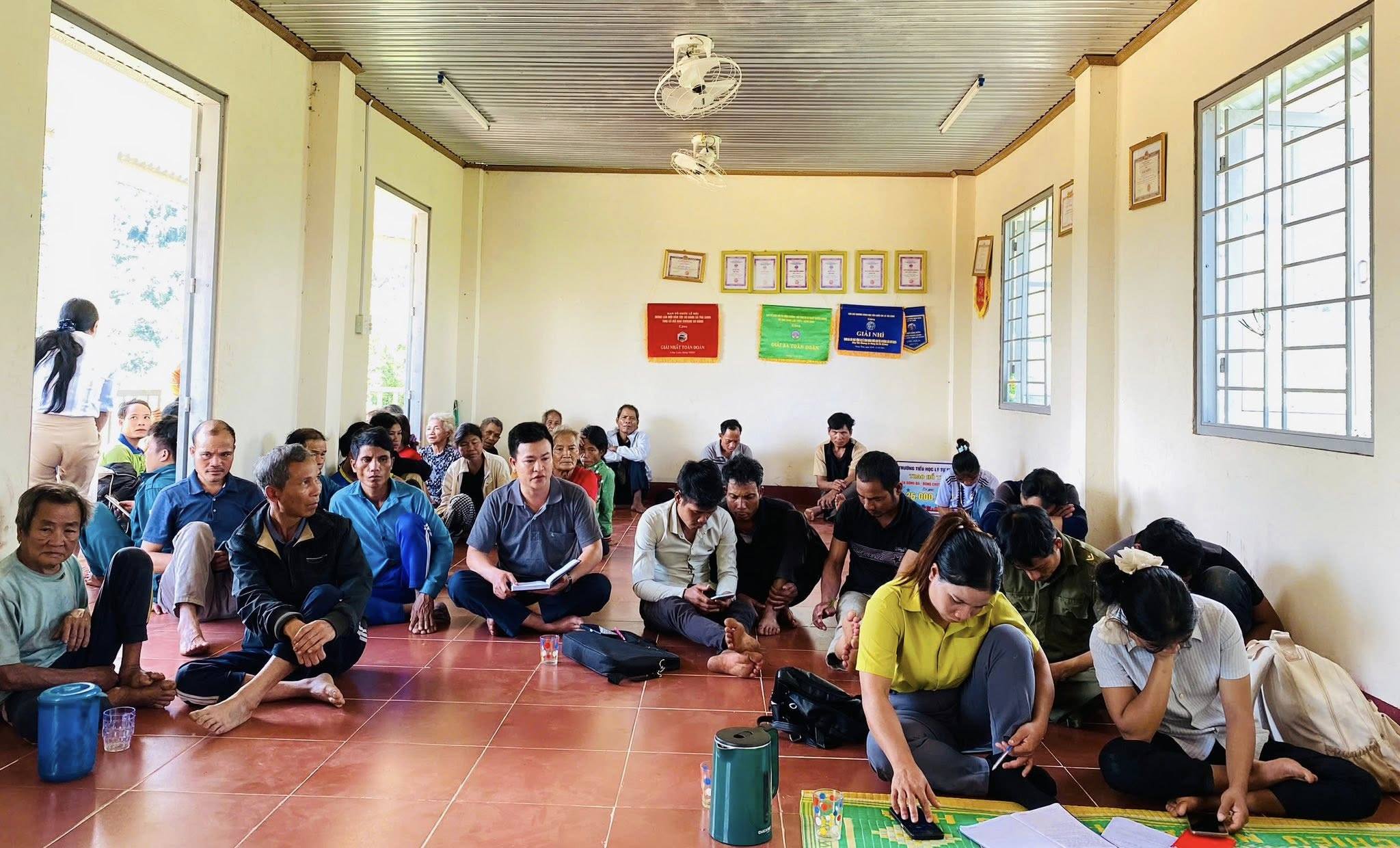 Tổ đại biểu HĐND xã Trà Tập tiếp xúc cử tri tại thôn 3