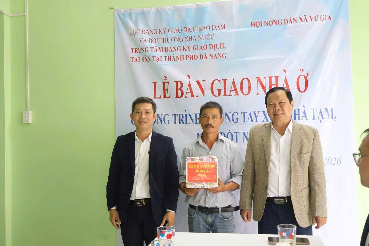 HỘI NÔNG DÂN XÃ VU GIA TRAO NHÀ MÁI ẤM NÔNG DÂN NĂM 2026 CHO GIA ĐÌNH ANH TRƯƠNG MINH THUẬN, THÔN KHƯƠNG MỸ