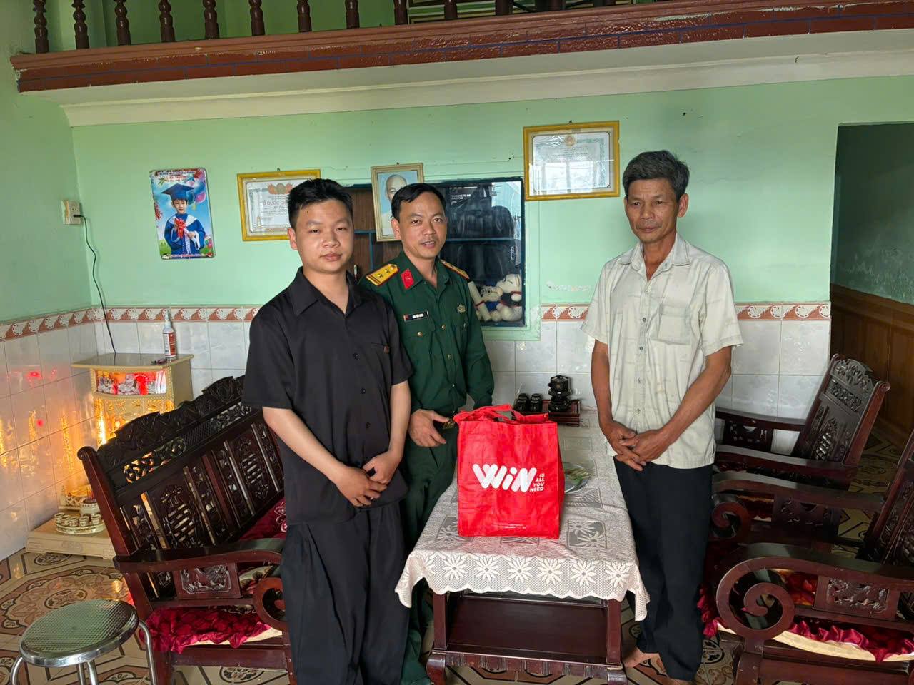 BAN CHỈ HUY QUÂN SỰ XÃ VU GIA THĂM HỎI, ĐỘNG VIÊN VÀ TẶNG QUÀ CÔNG DÂN CHUẨN BỊ NHẬP NGŨ