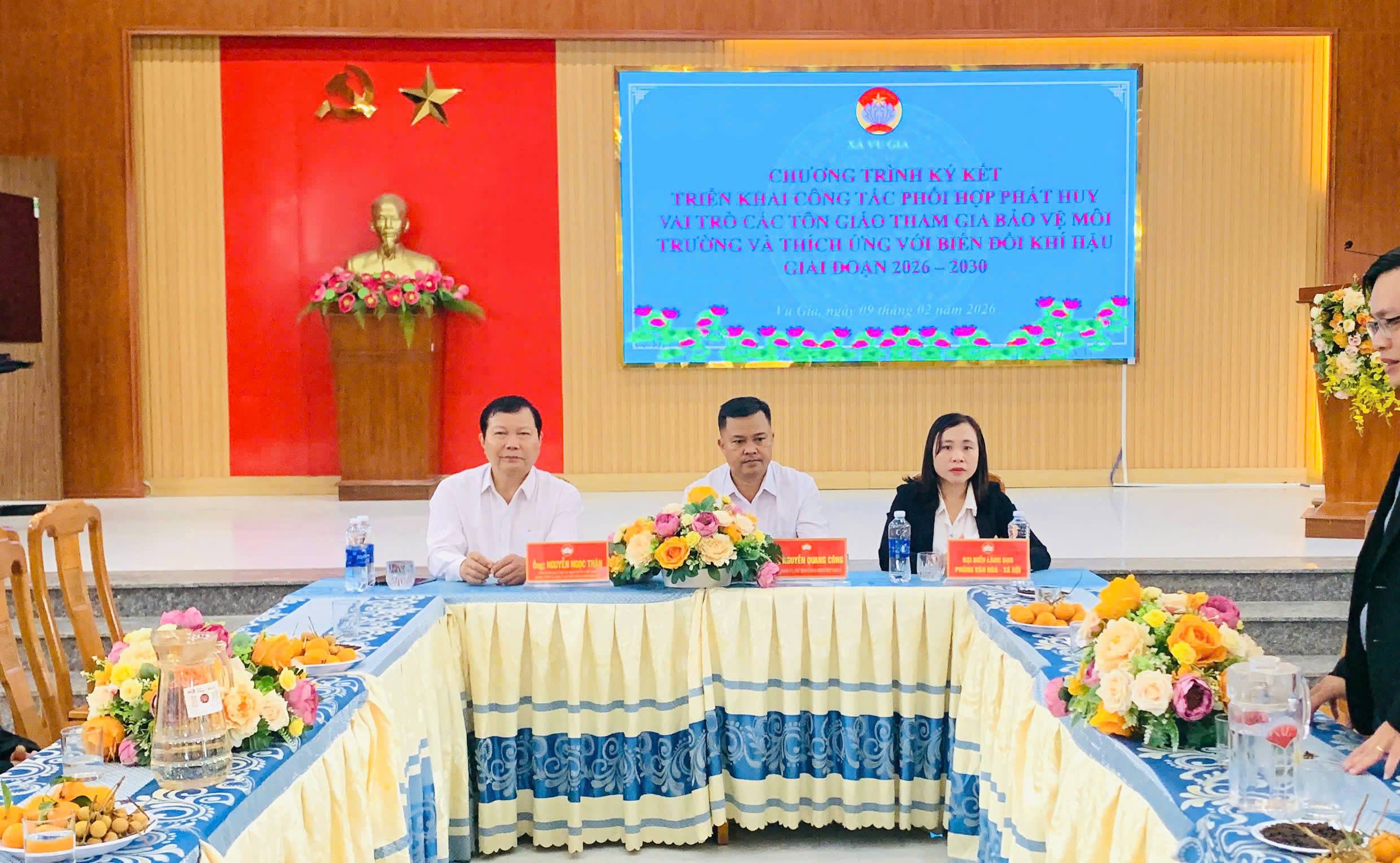 Ủy ban MTTQ Việt Nam xã Vu Gia tổ chức chương trình Gặp mặt các chức sắc các tôn giáo và ký kết triển khai công tác phối hợp phát huy vai trò các tôn giáo tham gia bảo vệ môi trường và thích ứng với biến đổi khí hậu, giai đoạn 2026 - 2030