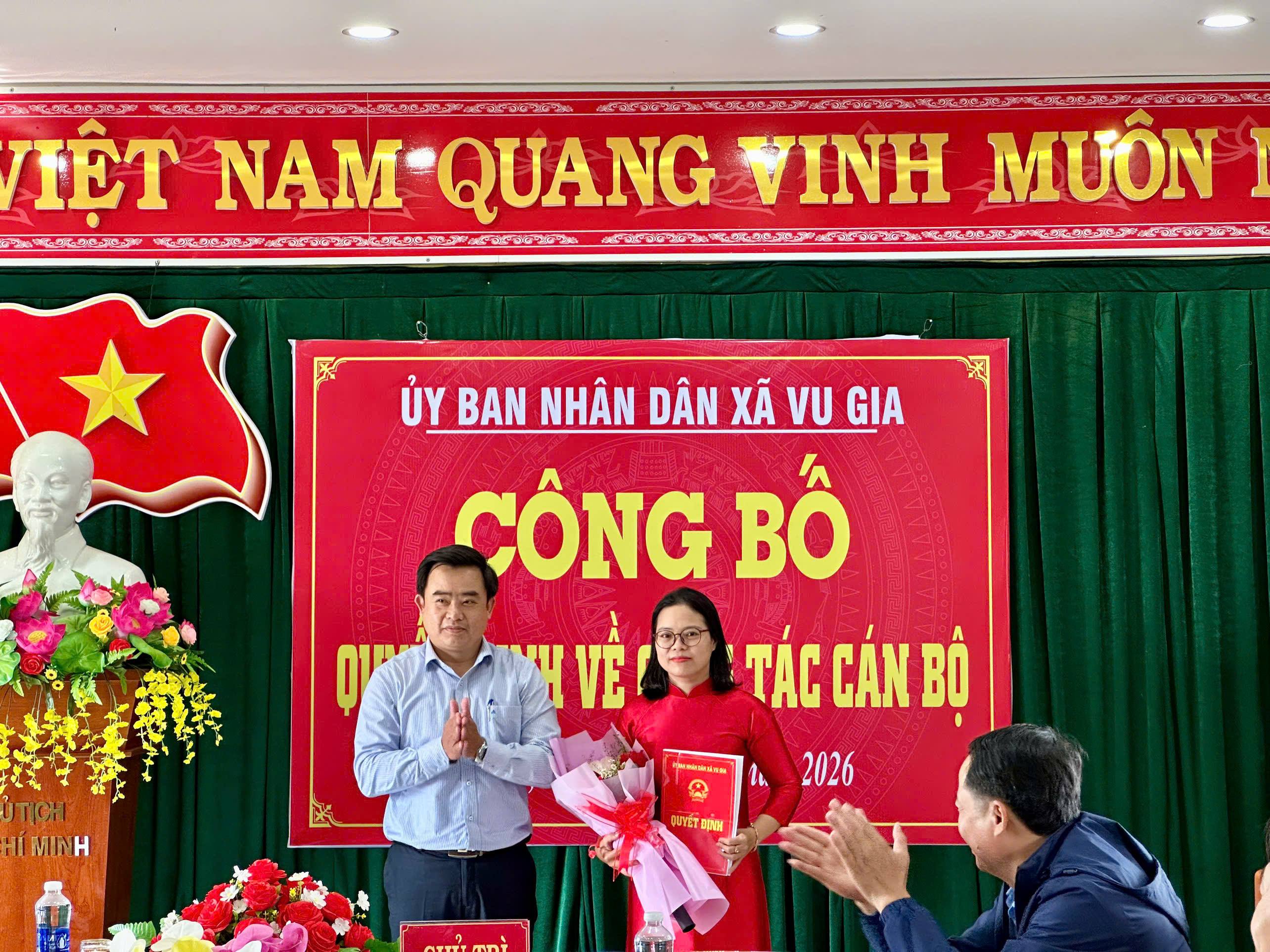 UBND XÃ VU GIA CÔNG BỐ QUYẾT ĐỊNH VỀ CÔNG TÁC CÁN BỘ