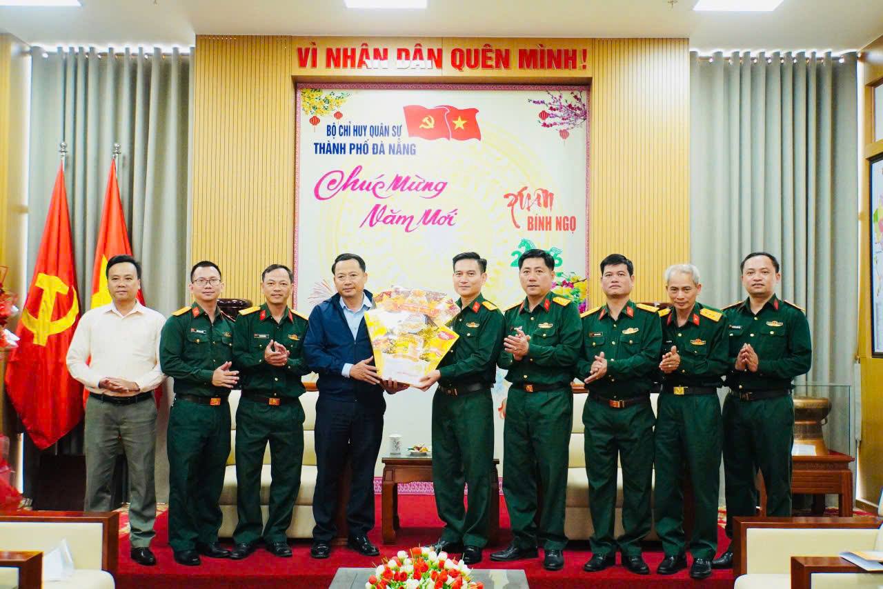 ĐẠI DIỆN LÃNH ĐẠO UBND XÃ VÀ BAN CHỈ HUY QUÂN SỰ XÃ VU GIA THĂM, CHÚC TẾT BỘ CHỈ HUY QUÂN SỰ THÀNH PHỐ ĐÀ NẴNG