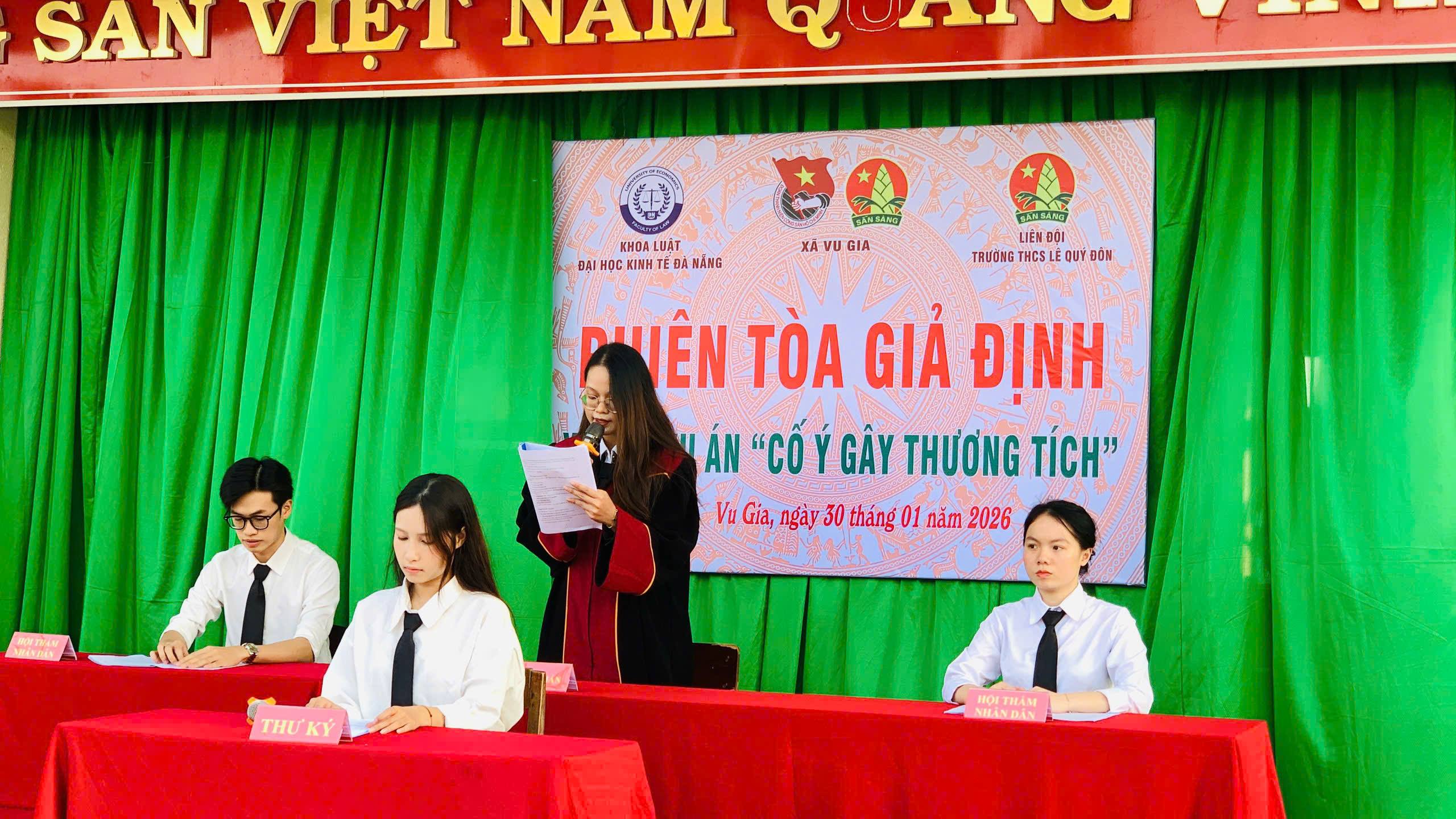 ĐOÀN XÃ – HỘI ĐỒNG ĐỘI XÃ VU GIA PHỐI HỢP TỔ CHỨC PHIÊN TÒA GIẢ ĐỊNH “XÉT XỬ VỤ ÁN CỐ Ý GÂY THƯƠNG TÍCH” NHẰM TUYÊN TRUYỀN, GIÁO DỤC PHÁP LUẬT CHO HỌC SINH