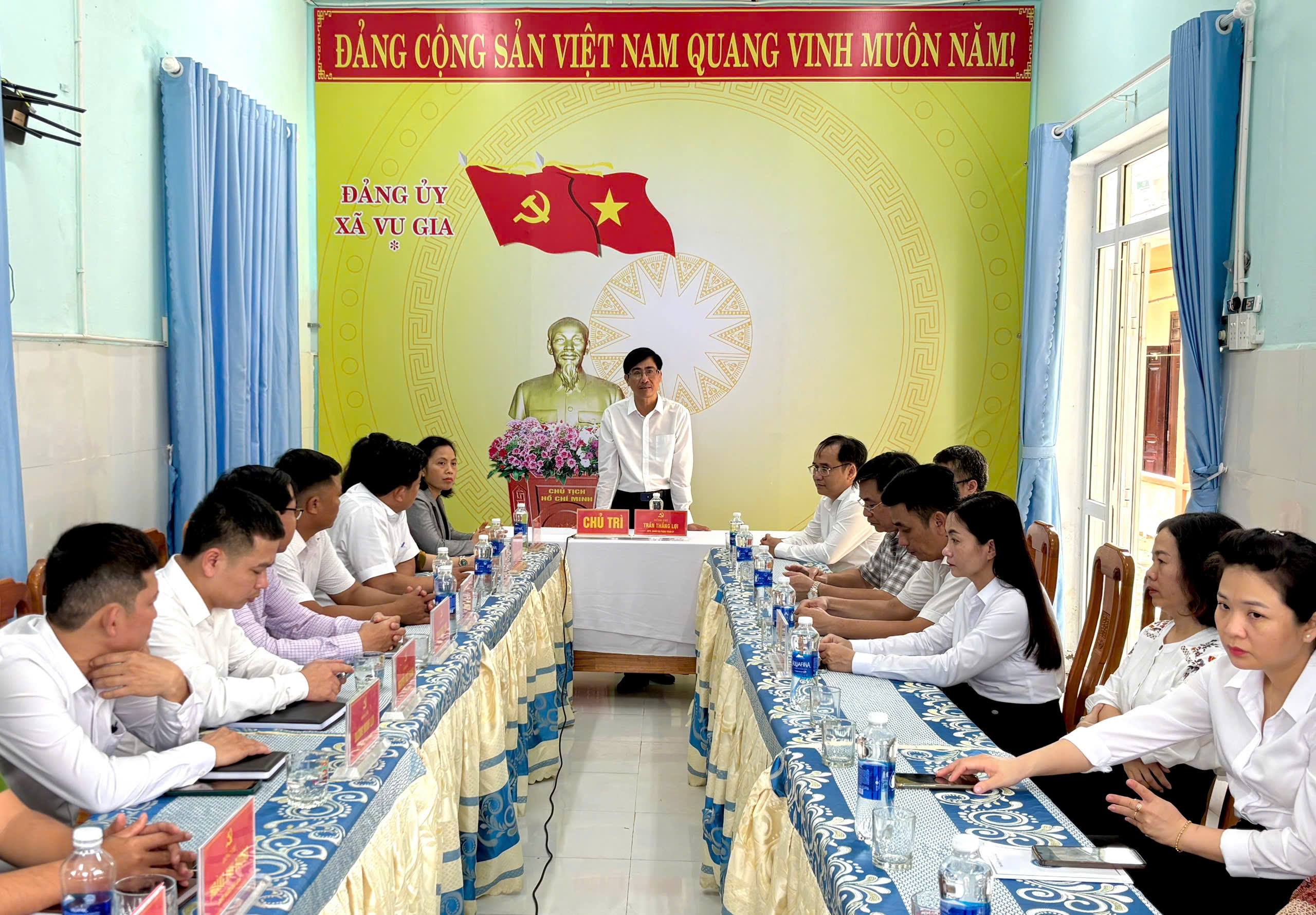 Đồng chí: Trần Thắng Lợi - Ủy viên Ban thường vụ - Chánh Văn phòng Thành ủy Đà Nẵng về thăm, động viên Nhân dân và kiểm tra, chỉ đạo công tác khắc phục hậu quả sau mưa lũ tại xã Vu Gia.
