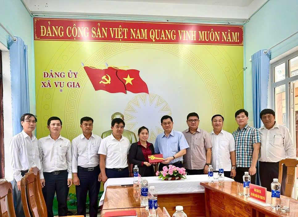 Đồng chí Trần Phước Sơn - Ủy viên Ban Thường vụ Thành ủy, Phó Chủ tịch Thường trực HĐND thành phố Đà Nẵng thăm và hỗ trợ Nhân dân xã Vu Gia khắc phục thiệt hại do bão lũ