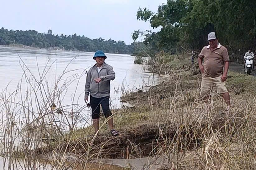 Đồng chí Lê Phan Minh: Phó Bí Thư Đảng ủy - Chủ tịch UBND xã và Tổ công tác xã Vu Gia kiểm tra tình hình sạc lỡ, bồi lấp đất nông nghiệp và nguy cơ sạt lỡ các tuyến kè sau lũ