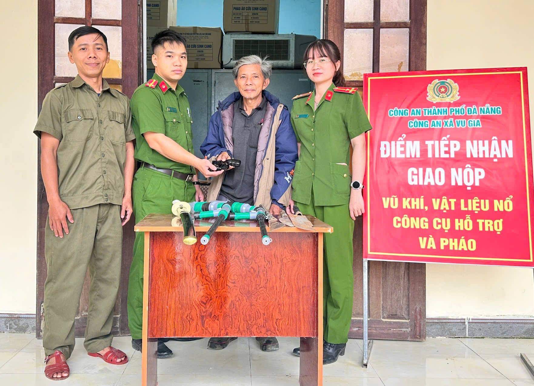 CÔNG AN XÃ VU GIA TĂNG CƯỜNG KIỂM TRA, XỬ LÝ BUÔN BÁN HÀNG NHẬP LẬU, ĐẨY MẠNH VẬN ĐỘNG NHÂN DÂN GIAO NỘP VŨ KHÍ, VẬT LIỆU NỔ.