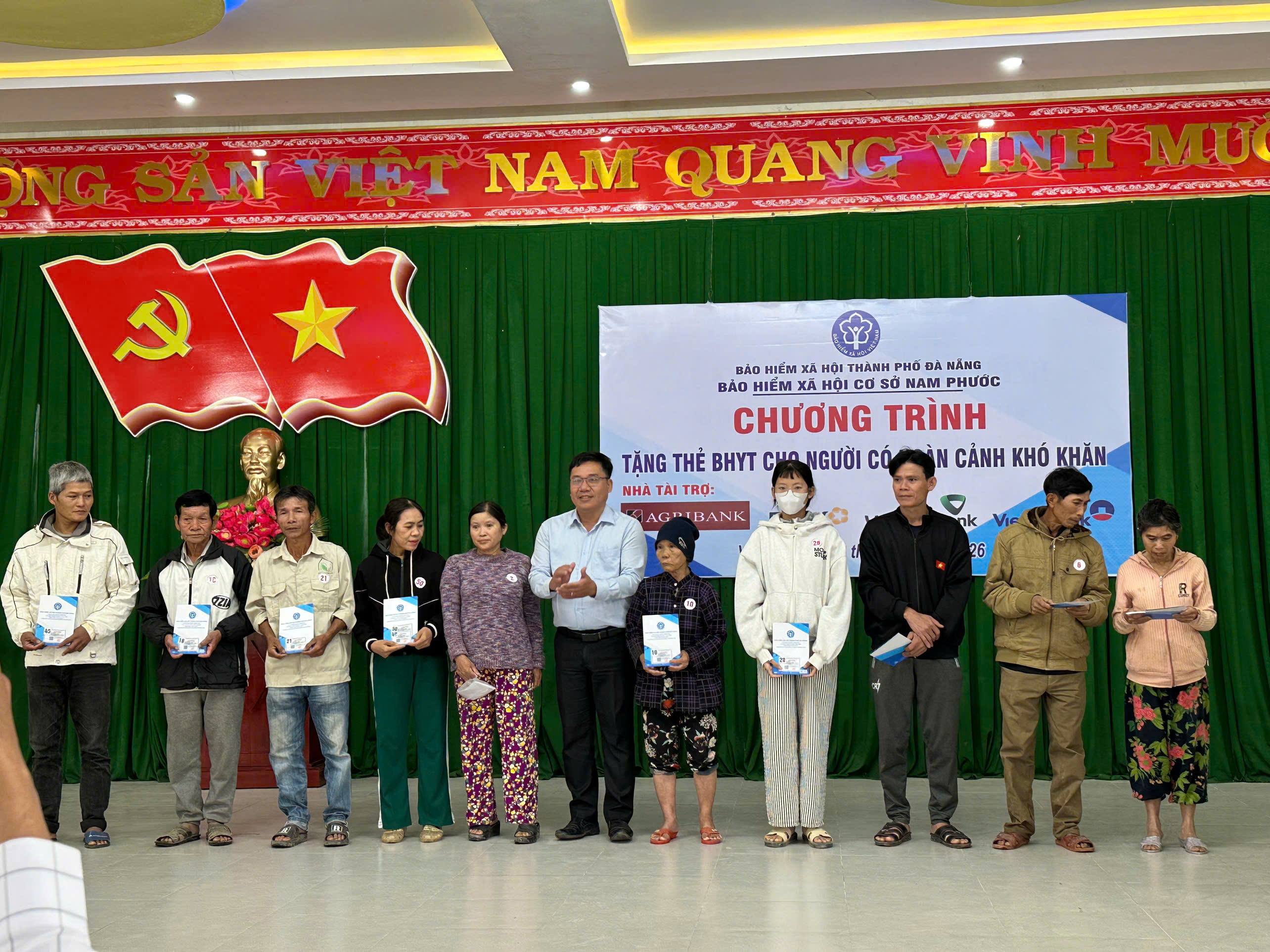 Bảo hiểm xã hội cơ sở Nam Phước trao tặng 50 thẻ Bảo hiểm y tế cho người có hoàn cảnh khó khăn tại xã Vu Gia.