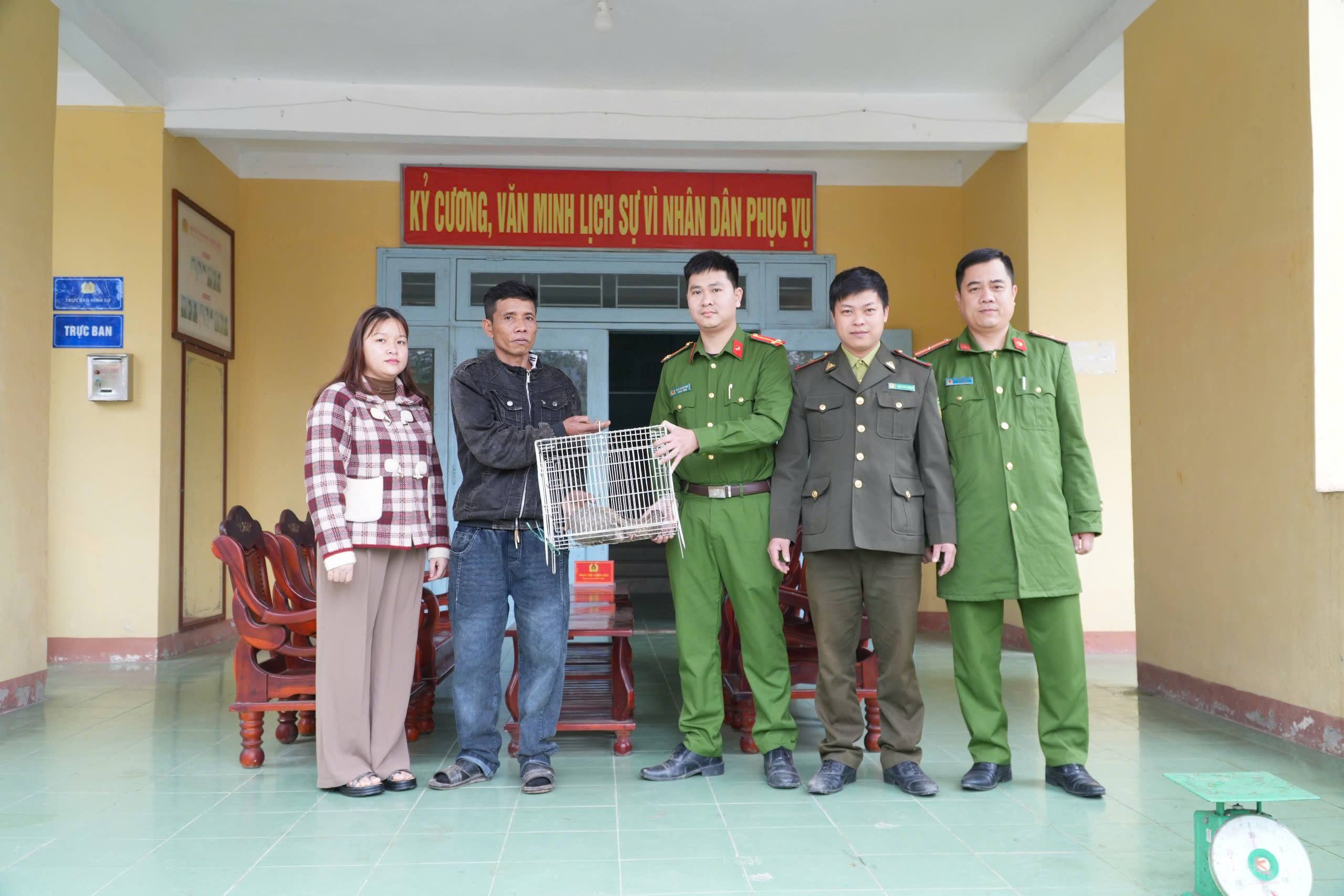 Người dân bàn giao con tê tê Java cho lực lượng chức năng