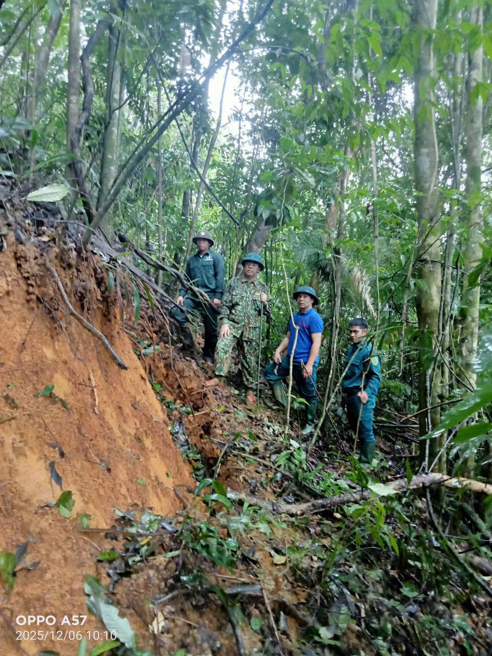 Xuất hiện vết nứt lớn với chiều dài khoảng 200m tại khu dân cư thôn Rà Bhượp.