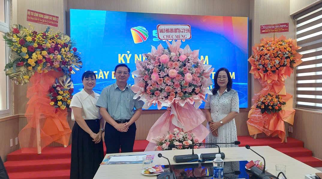 LÃNH ĐẠO UBND XÃ TÂY GIANG THĂM VÀ CHÚC MỪNG CÁC CƠ QUAN BÁO CHÍ NHÂN KỶ NIỆM 101 NĂM NGÀY BÁO CHÍ CÁCH MẠNG VIỆT NAM
