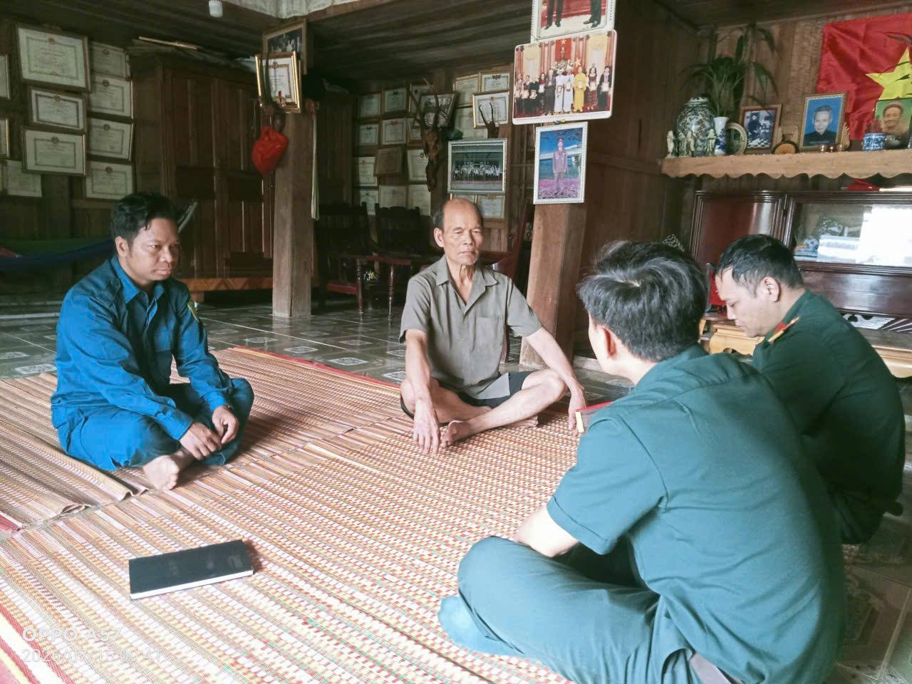 Ban CHQS xã thu thập thông tin phục vụ tìm kiếm hài cốt liệt sĩ tại thôn Anông