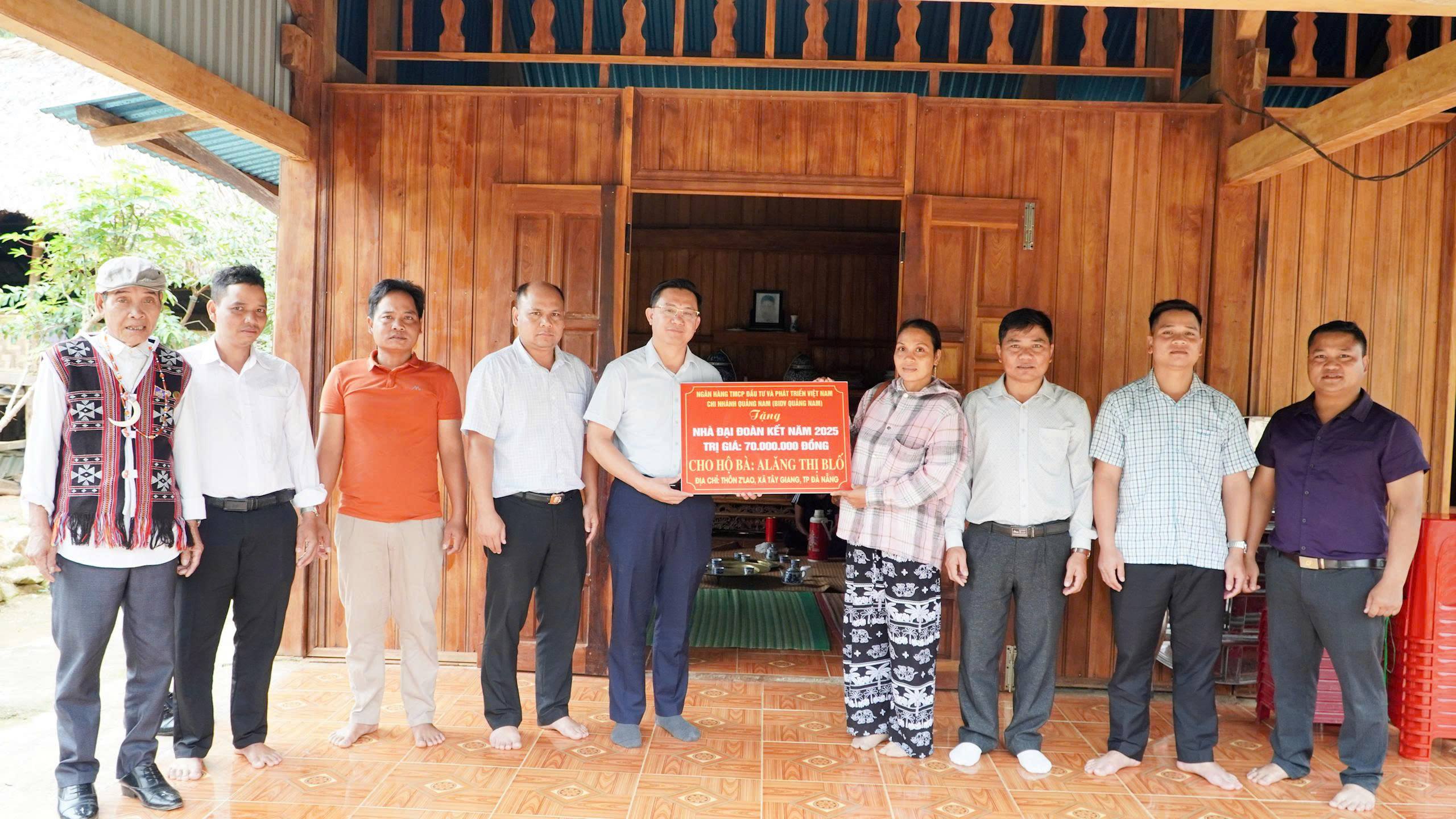Tây Giang bàn giao nhà Đại đoàn kết cho hộ nghèo