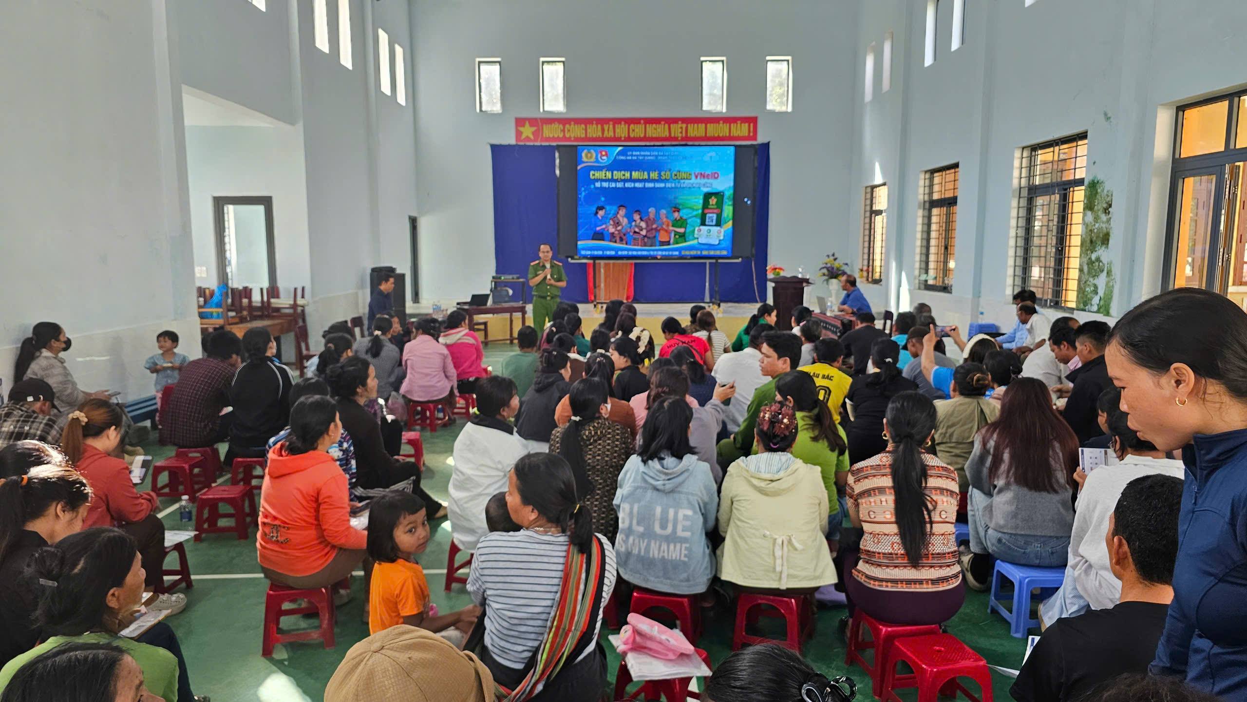 TÂY GIANG ĐƯA CÔNG NGHỆ SỐ ĐẾN TẬN THÔN, PHỤC VỤ NGƯỜI DÂN