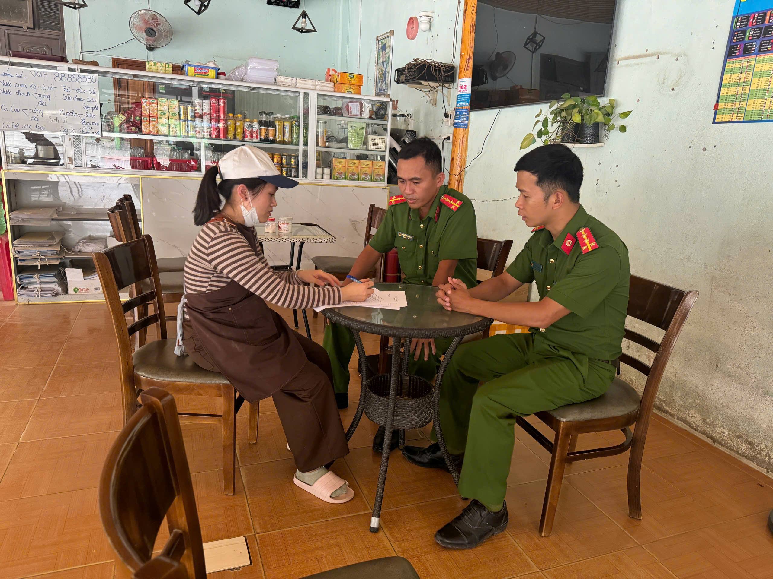 Công an xã Tây Giang tăng cường các biện pháp phòng, chống tội phạm đánh bạc, cá độ bóng đá dịp FIFA World Cup 2026