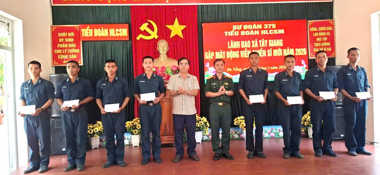 Lãnh đạo xã Tây Giang thăm, động viên chiến sĩ mới năm 2026