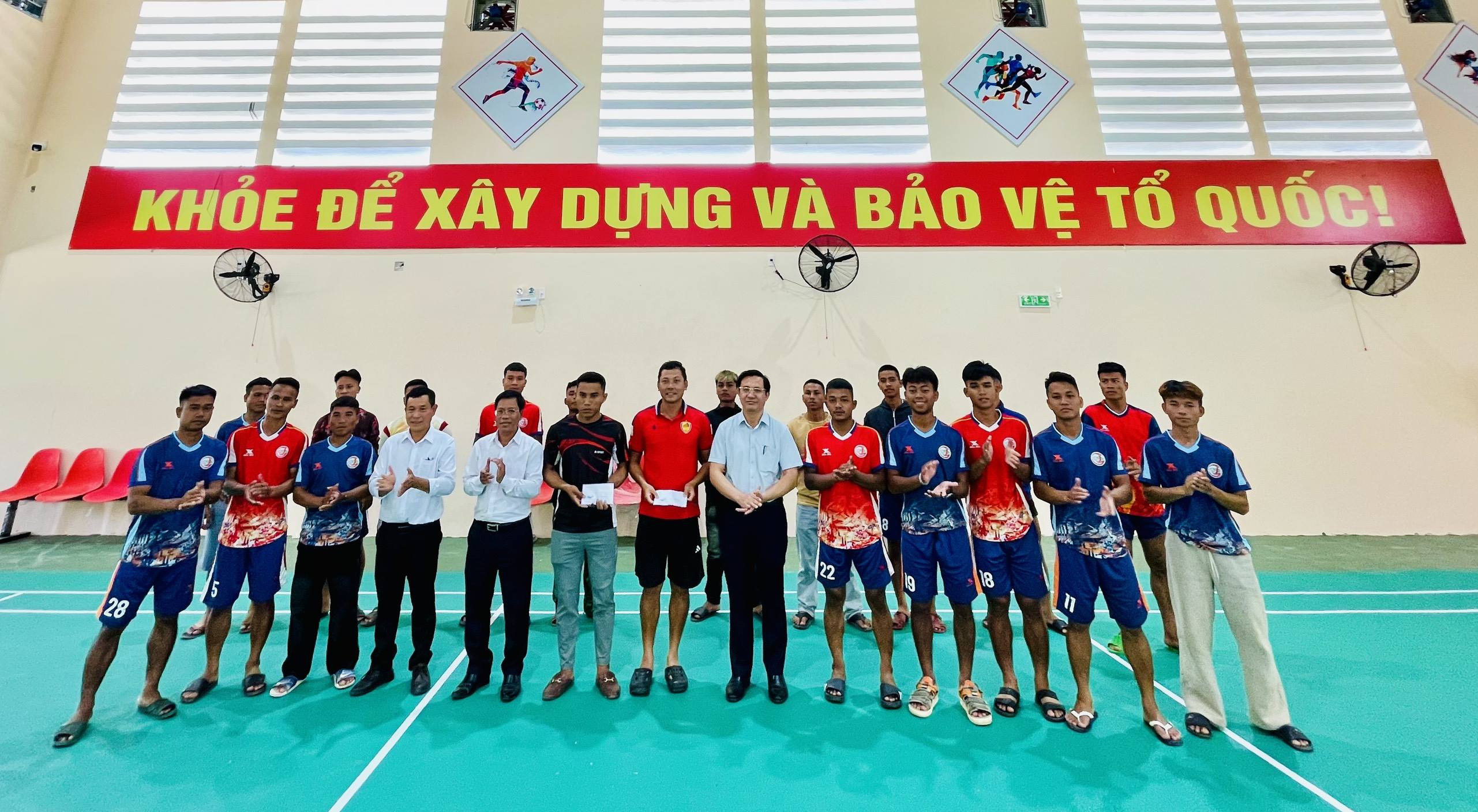 LÃNH ĐẠO XÃ TÂY GIANG THĂM VÀ ĐỘNG VIÊN ĐỘI BÓNG ĐÁ NAM TRƯỚC TRẬN ĐẤU VỚI XÃ AVƯƠNG