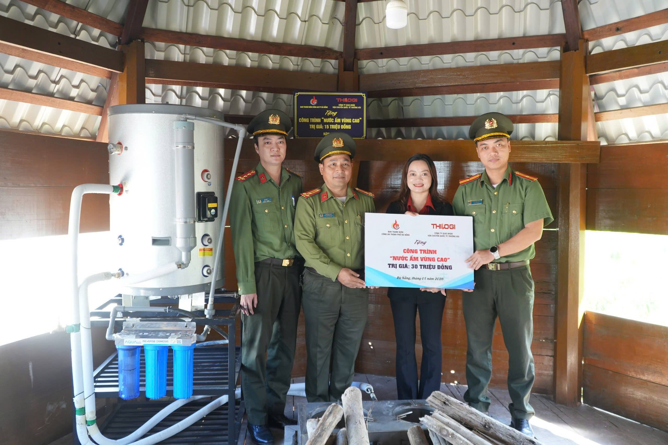 Ban Thanh niên Công an TP Đà Nẵng trao tặng “Nước ấm vùng cao” tại xã Tây Giang