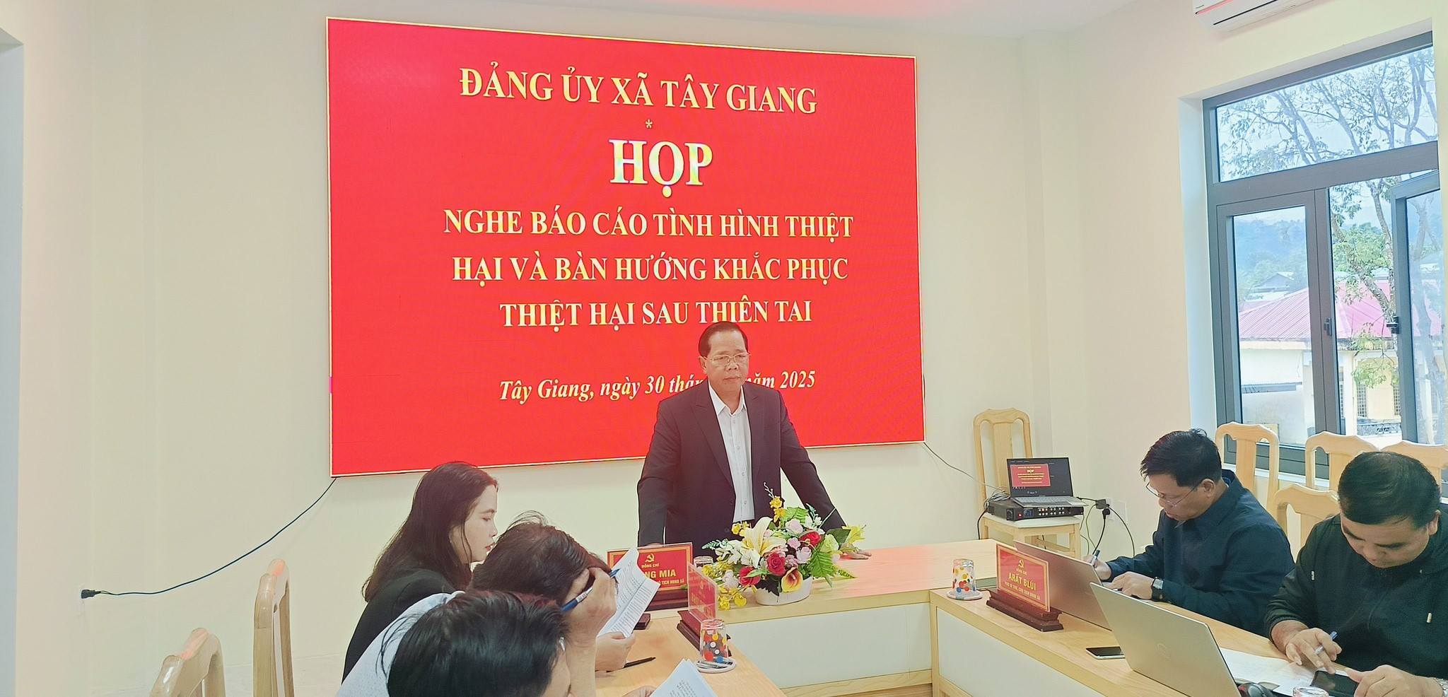 Đảng ủy xã Họp nghe báo cáo tình hình thiệt hại và bàn hướng khắc phục thiệt hại sau thiên tai