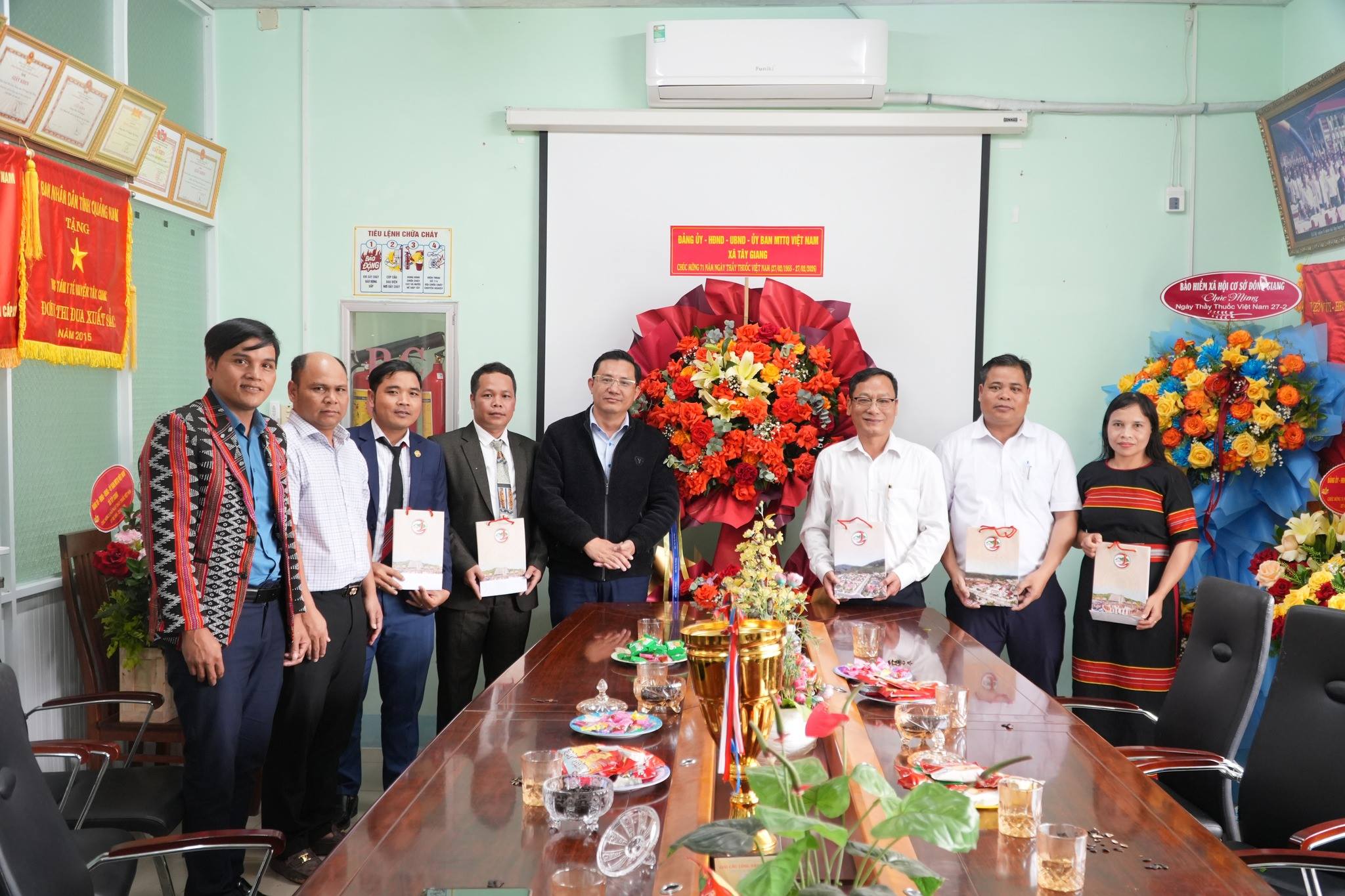 LÃNH ĐẠO XÃ TÂY GIANG THĂM VÀ CHÚC MỪNG NGÀY THẦY THUỐC VIỆT NAM 27/02