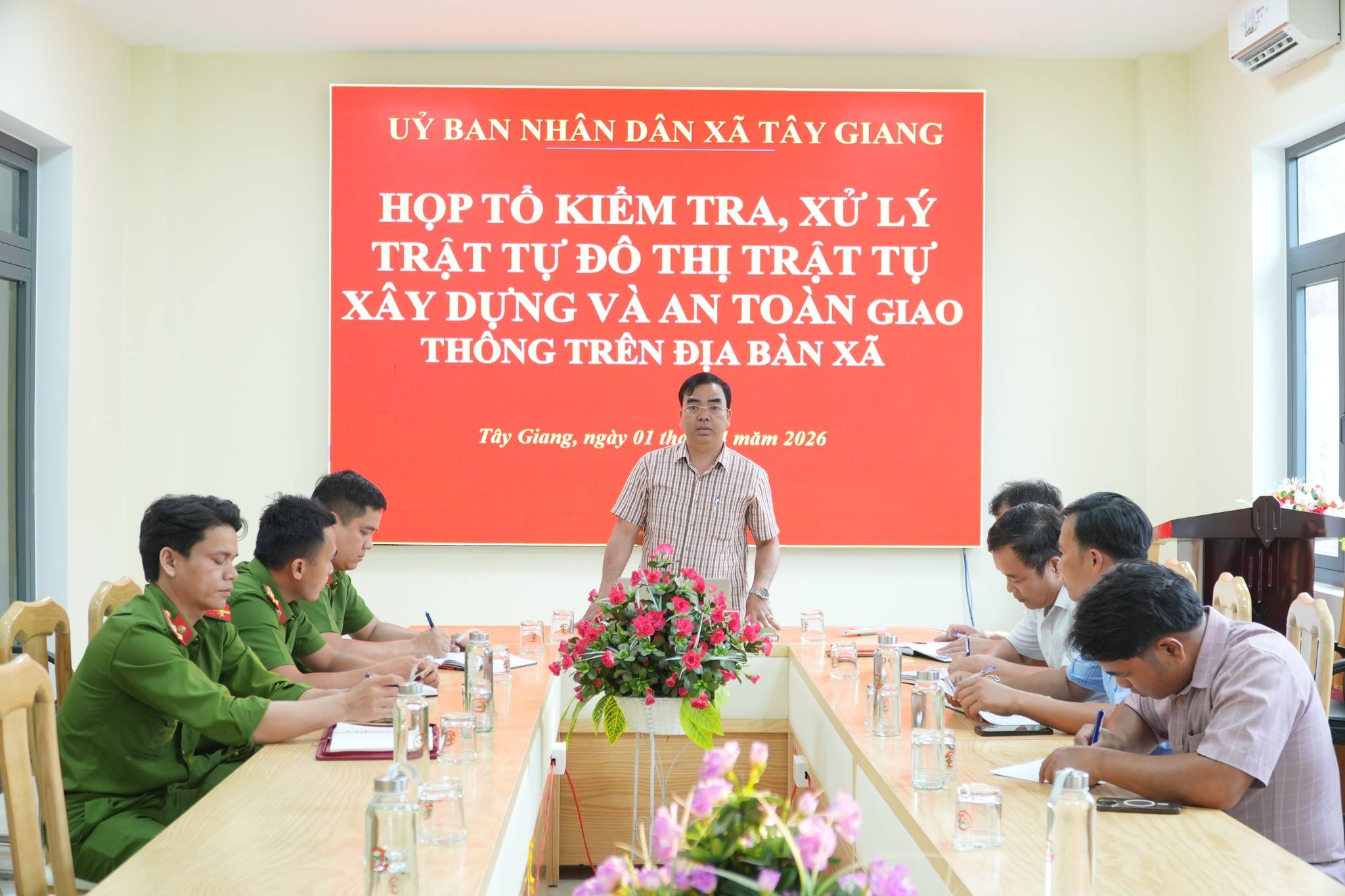 HỌP TỔ KIỂM TRA XỬ LÝ TRẬT TỰ ĐÔ THỊ, XÂY DỰNG VÀ AN TOÀN GIAO THÔNG TRÊN ĐỊA BÀN